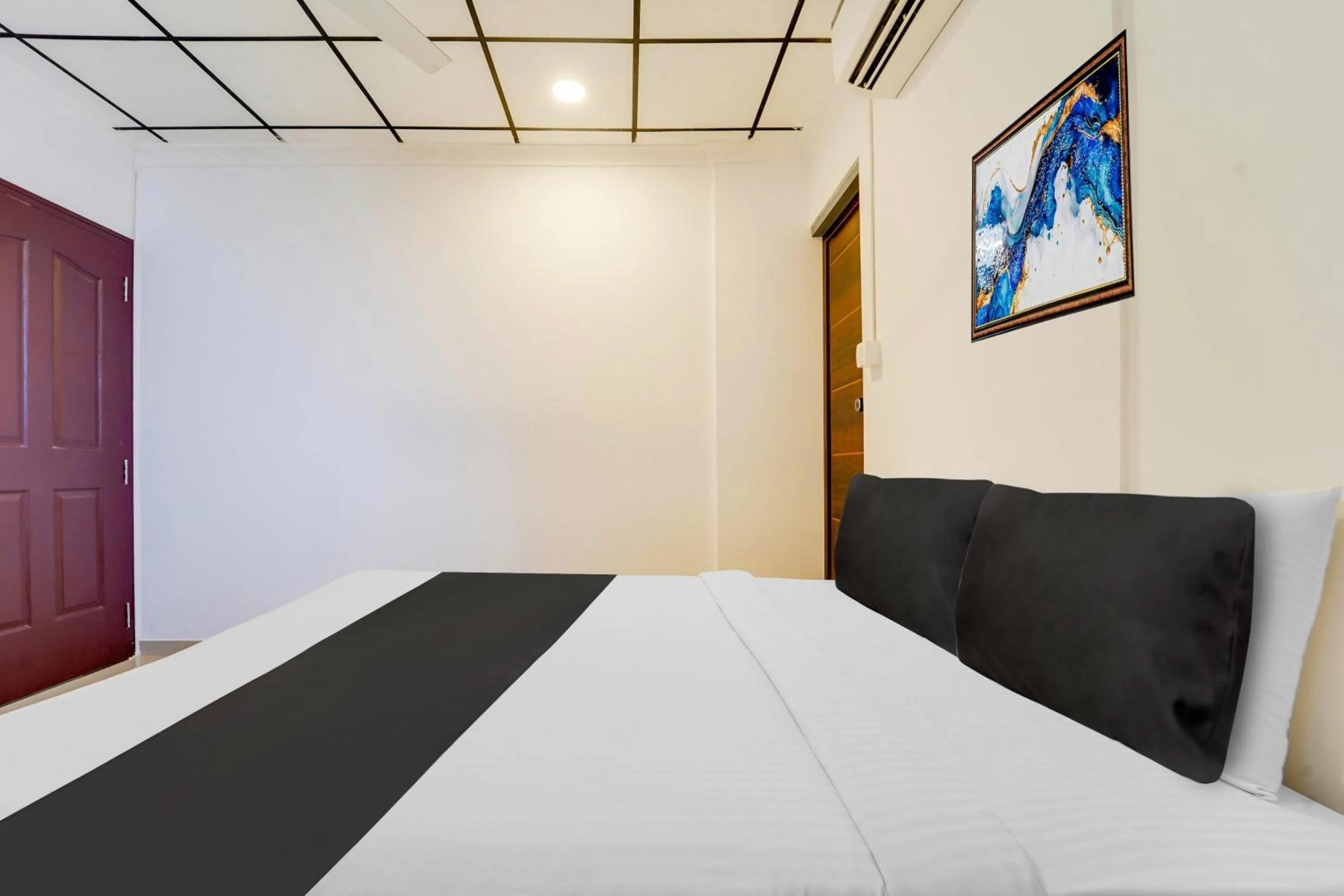 Bedroom, Bed in Super Hotel O Vazhakkala