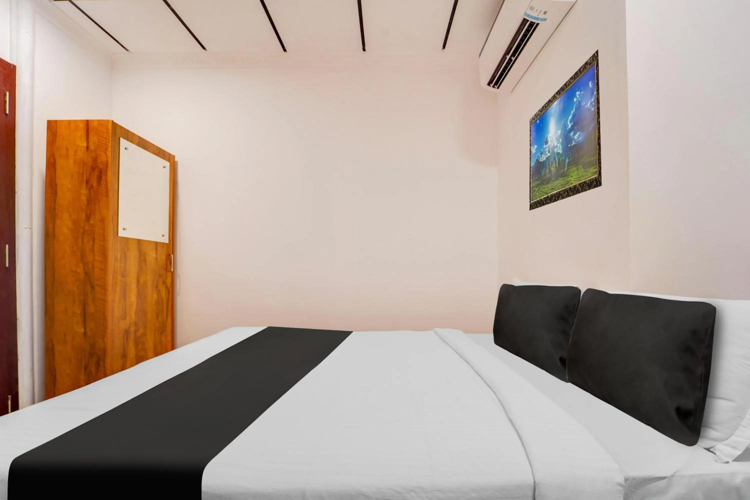 Bedroom, Bed in Super Hotel O Vazhakkala