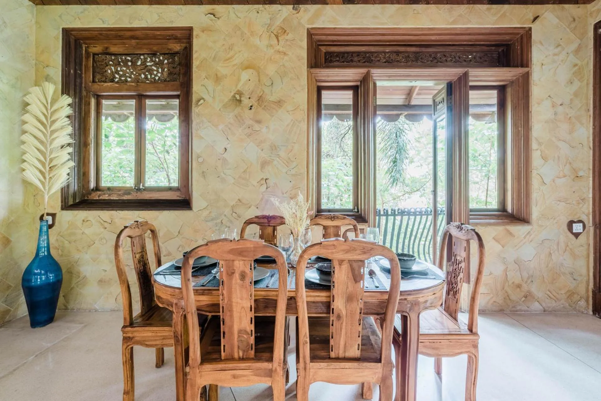 Dining area in Villa Canggu Hearts