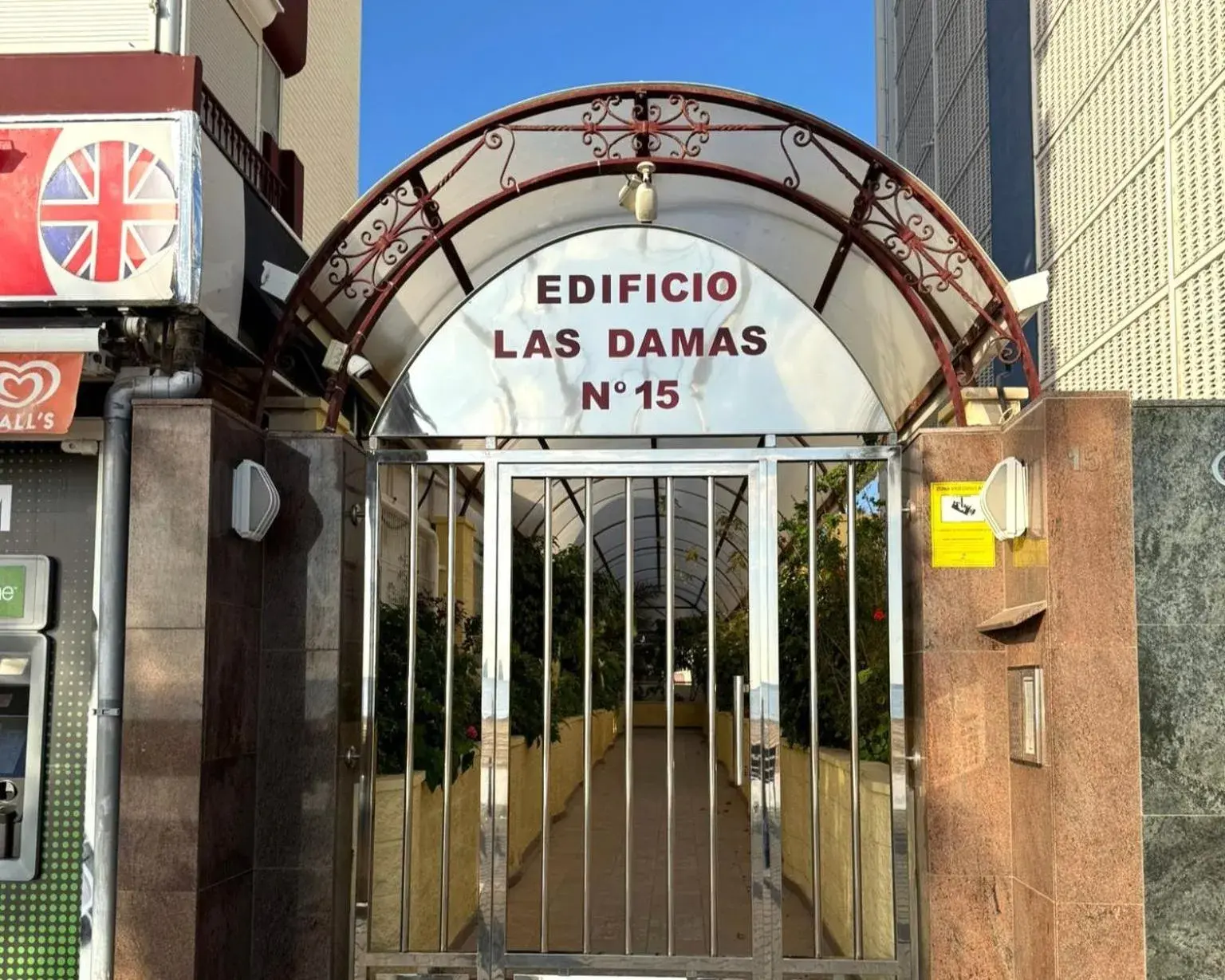 Facade/entrance in Las Damas Facade/entrance in Las Damas