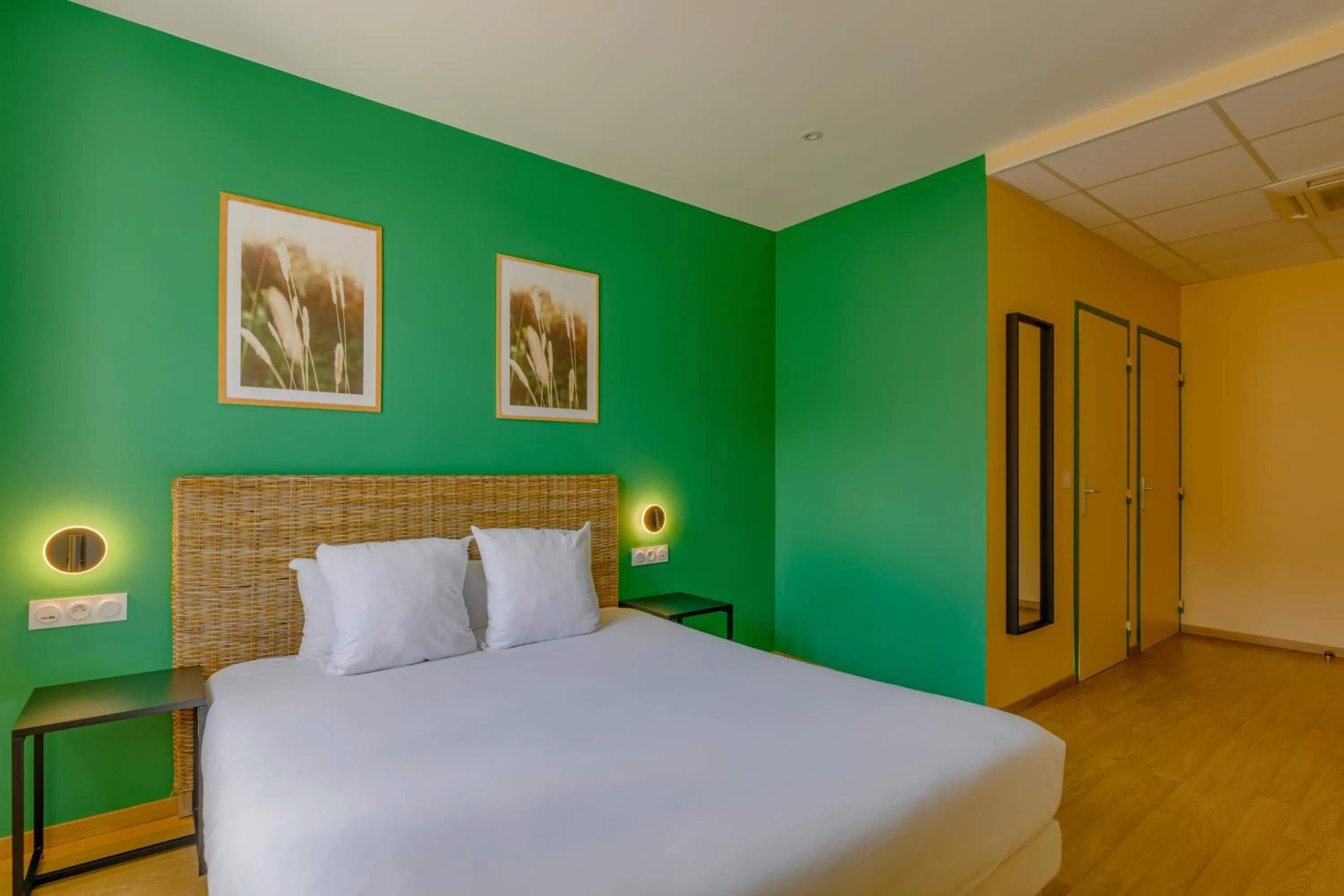 Bed in Hôtel de la Tour