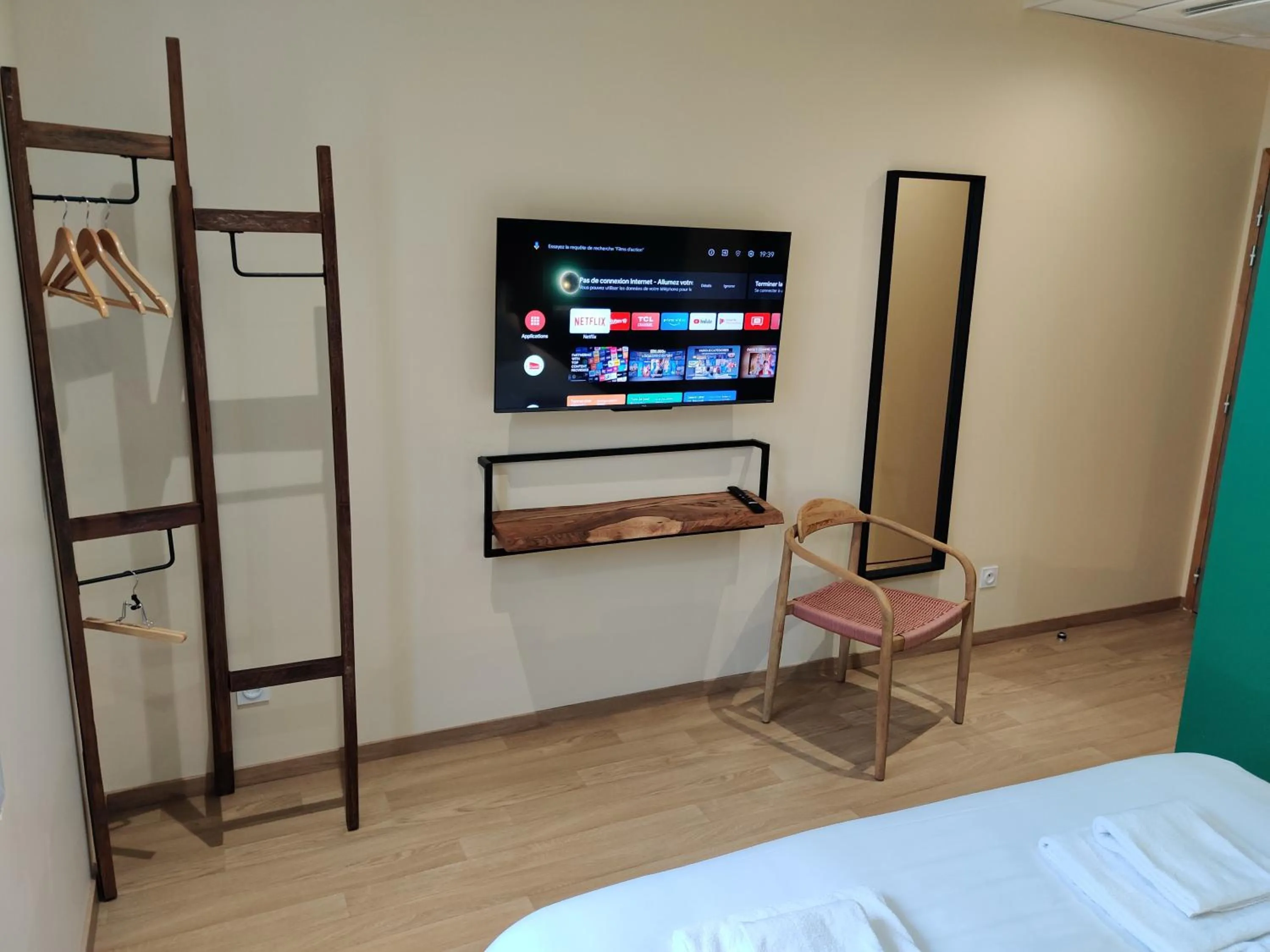 TV and multimedia, Bed in Hôtel de la Tour