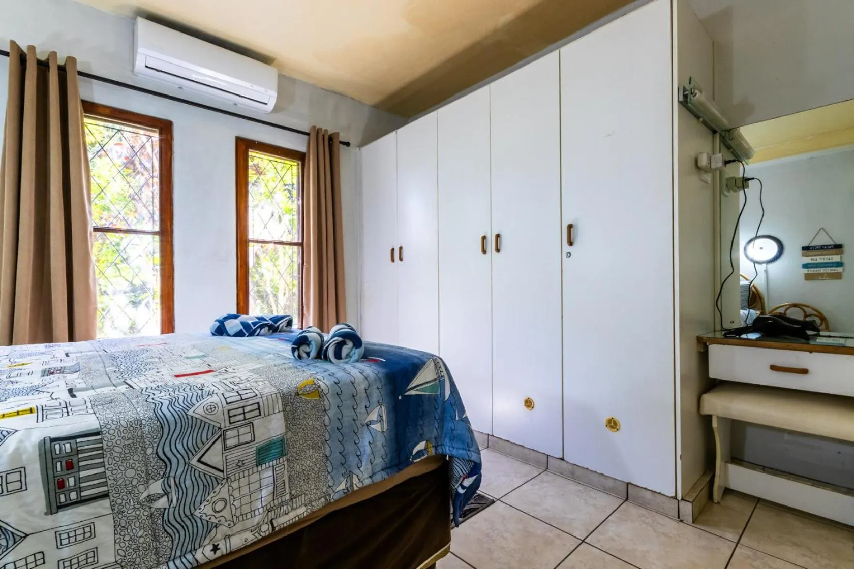 Bedroom, Bed in The Bridge 38