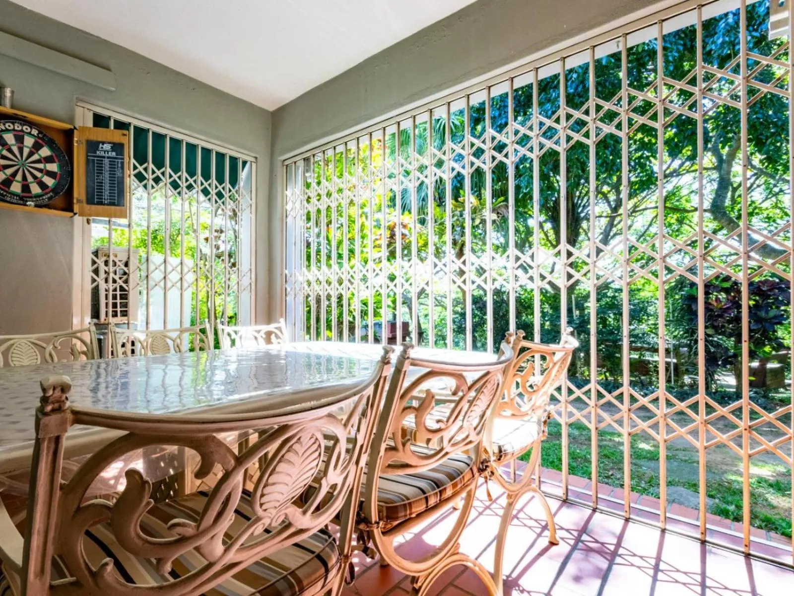 Decorative detail in The Bridge 38