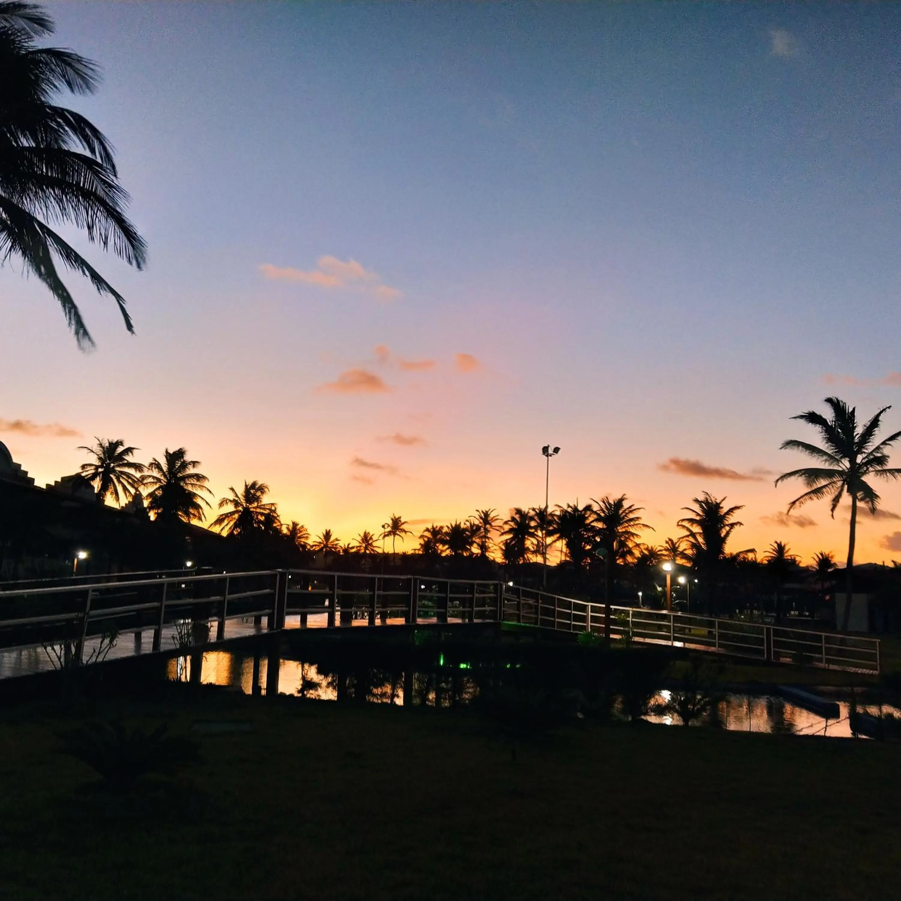 Sunset in Apartamento Aquaville Pé na areia e Água coco