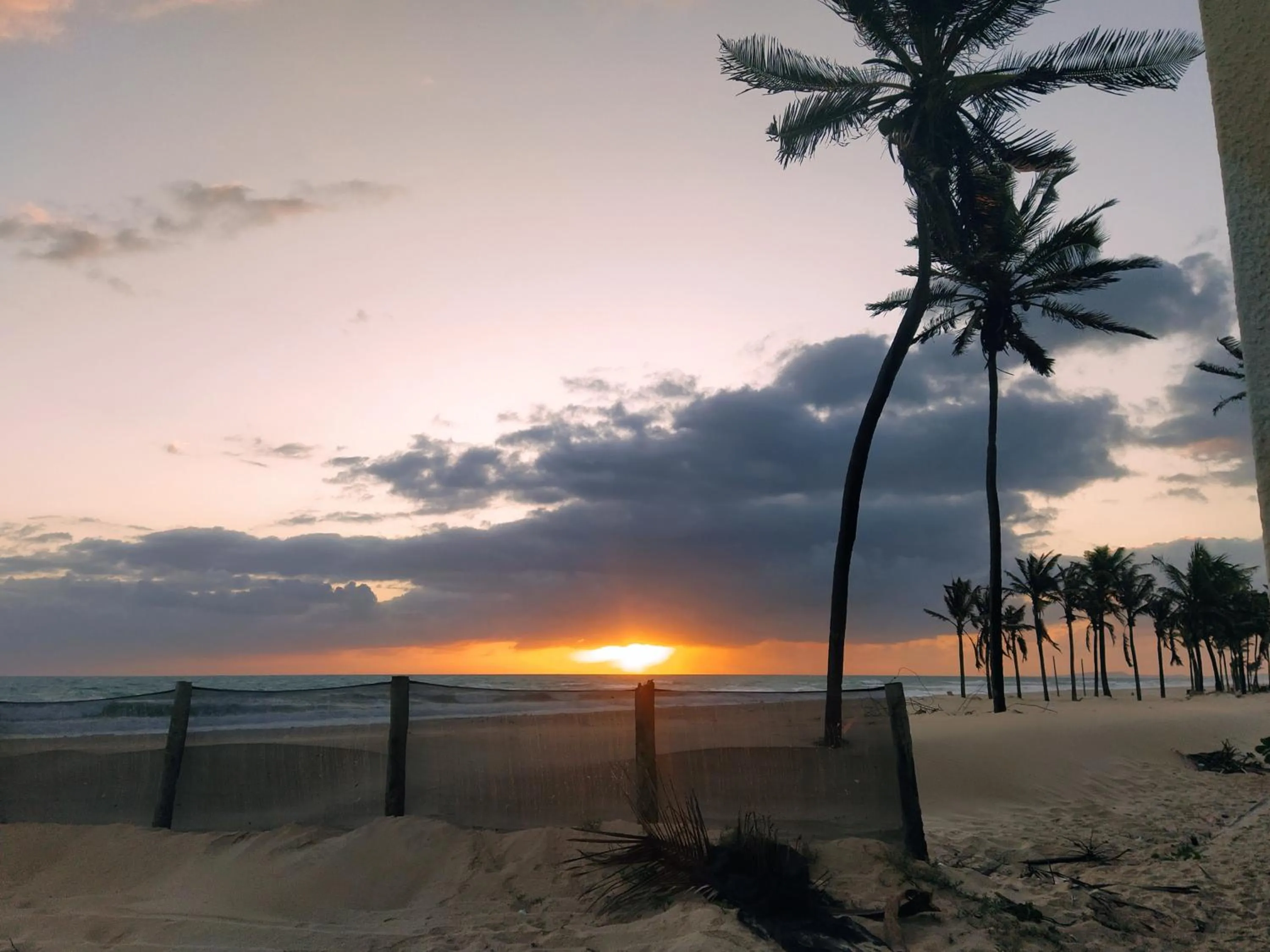 Sunrise in Apartamento Aquaville Pé na areia e Água coco