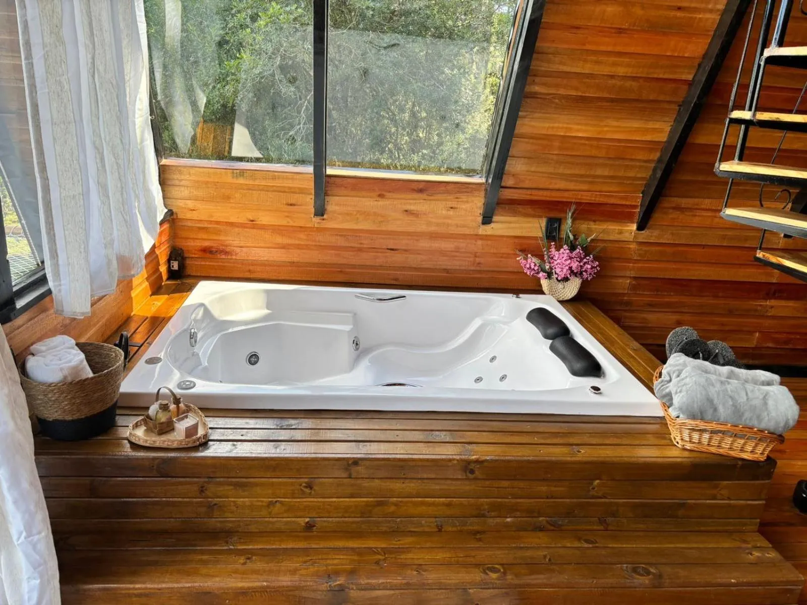 Hot Tub in Chalés Corucacas