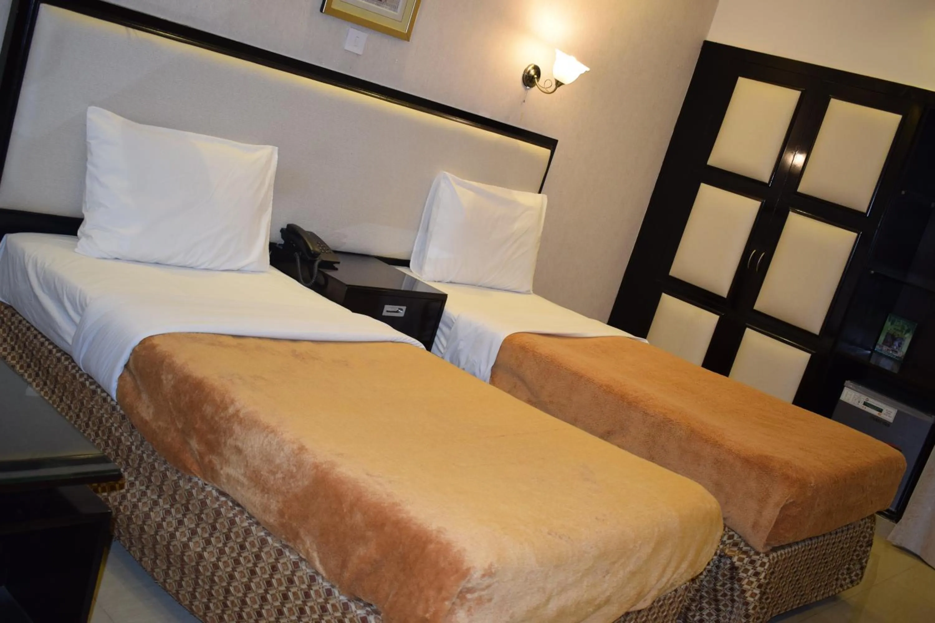 Bedroom, Bed in Palm Beach Hotel