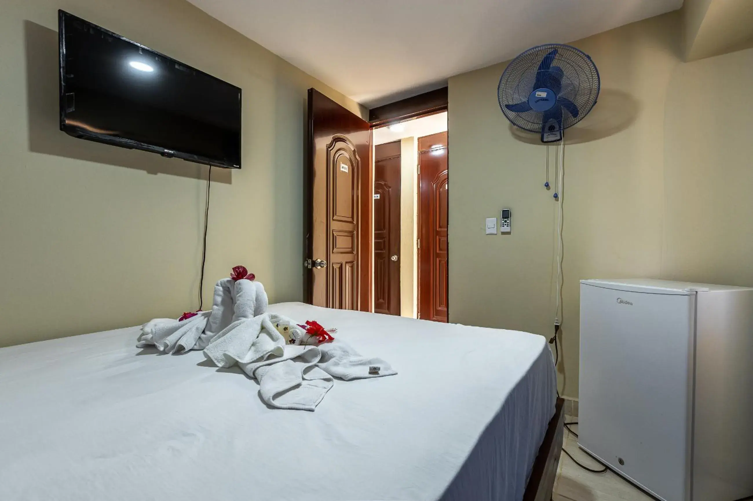 Queen Room with Shared Bathroom in Hotel Turístico Marian Queen Room with Shared Bathroom in Hotel Turístico Marian