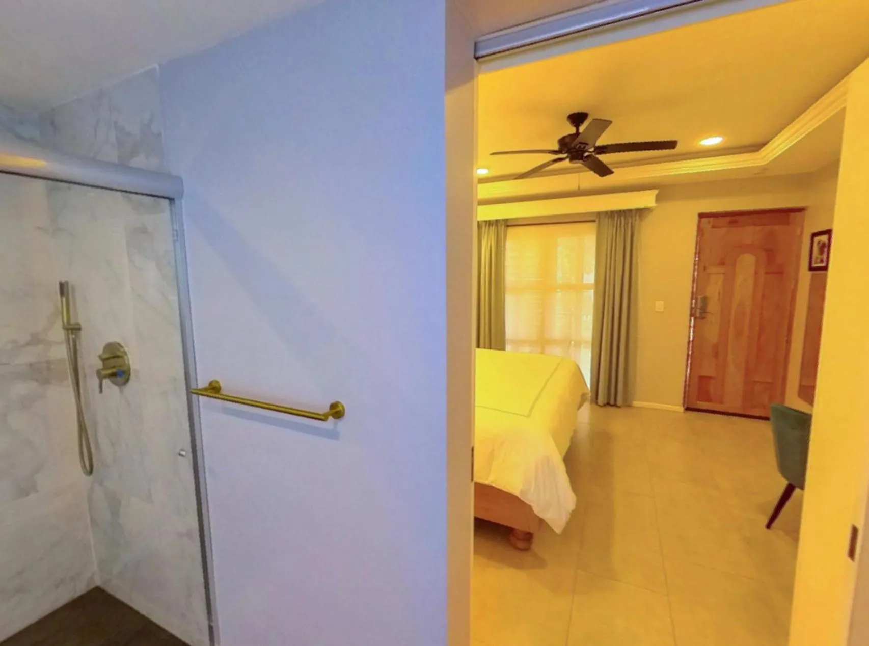 Shower, Bed in Hacienda Valentino