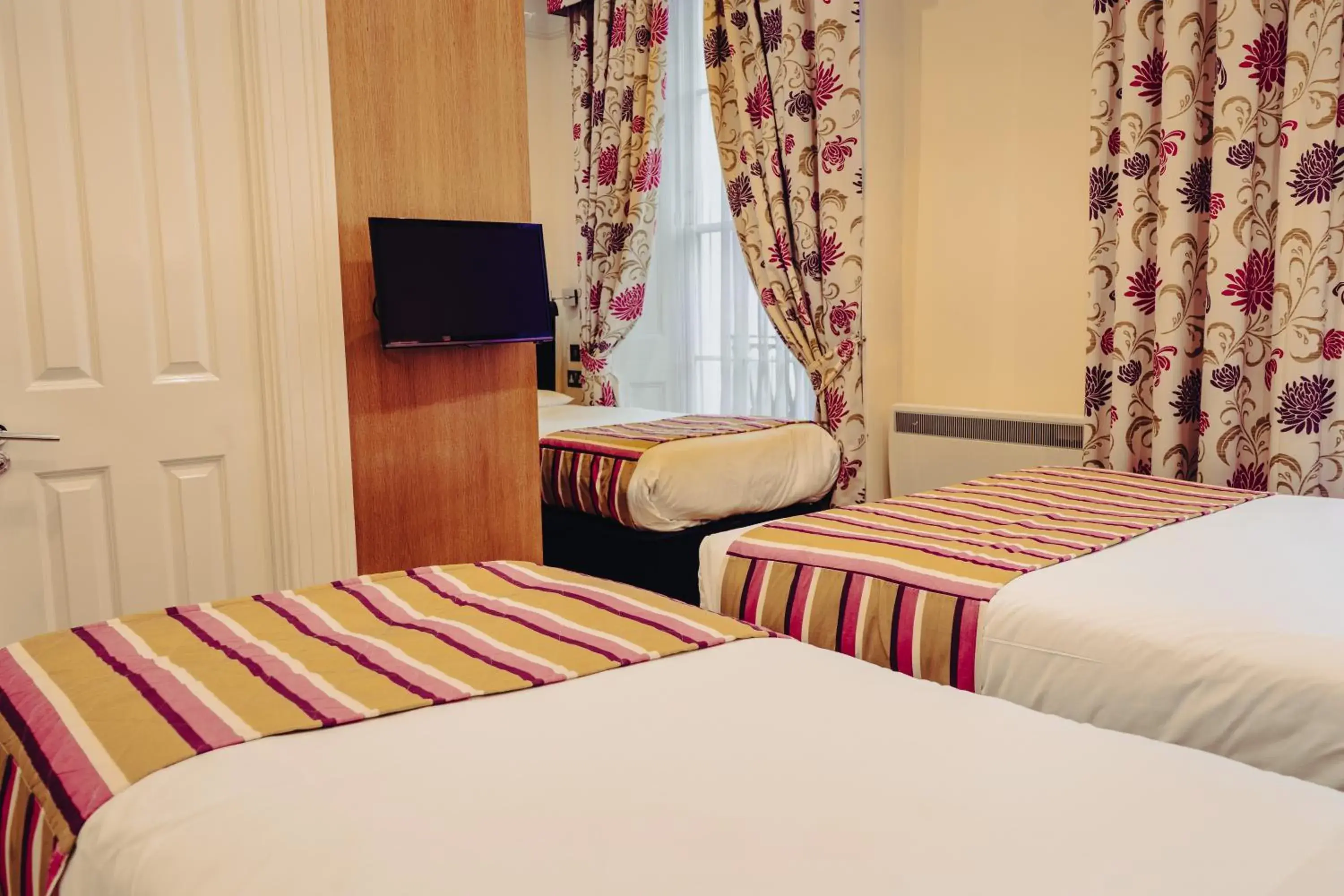 Quadruple Room with Private Bathroom in Athena Hotel Quadruple Room with Private Bathroom in Athena Hotel