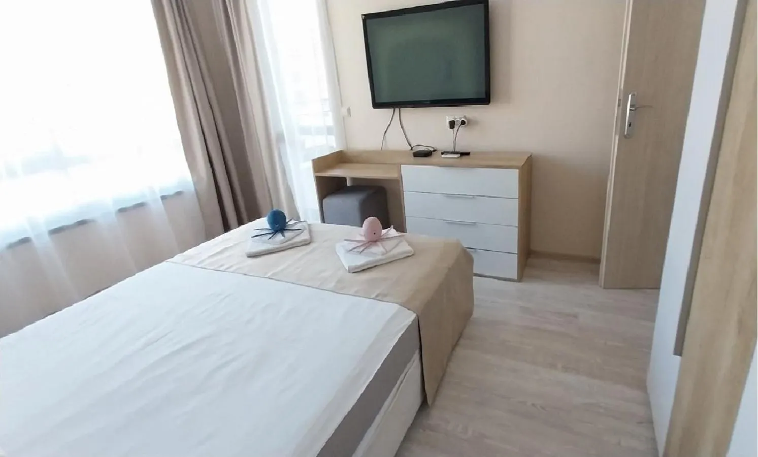 Bed in Sea Dreams Apartment