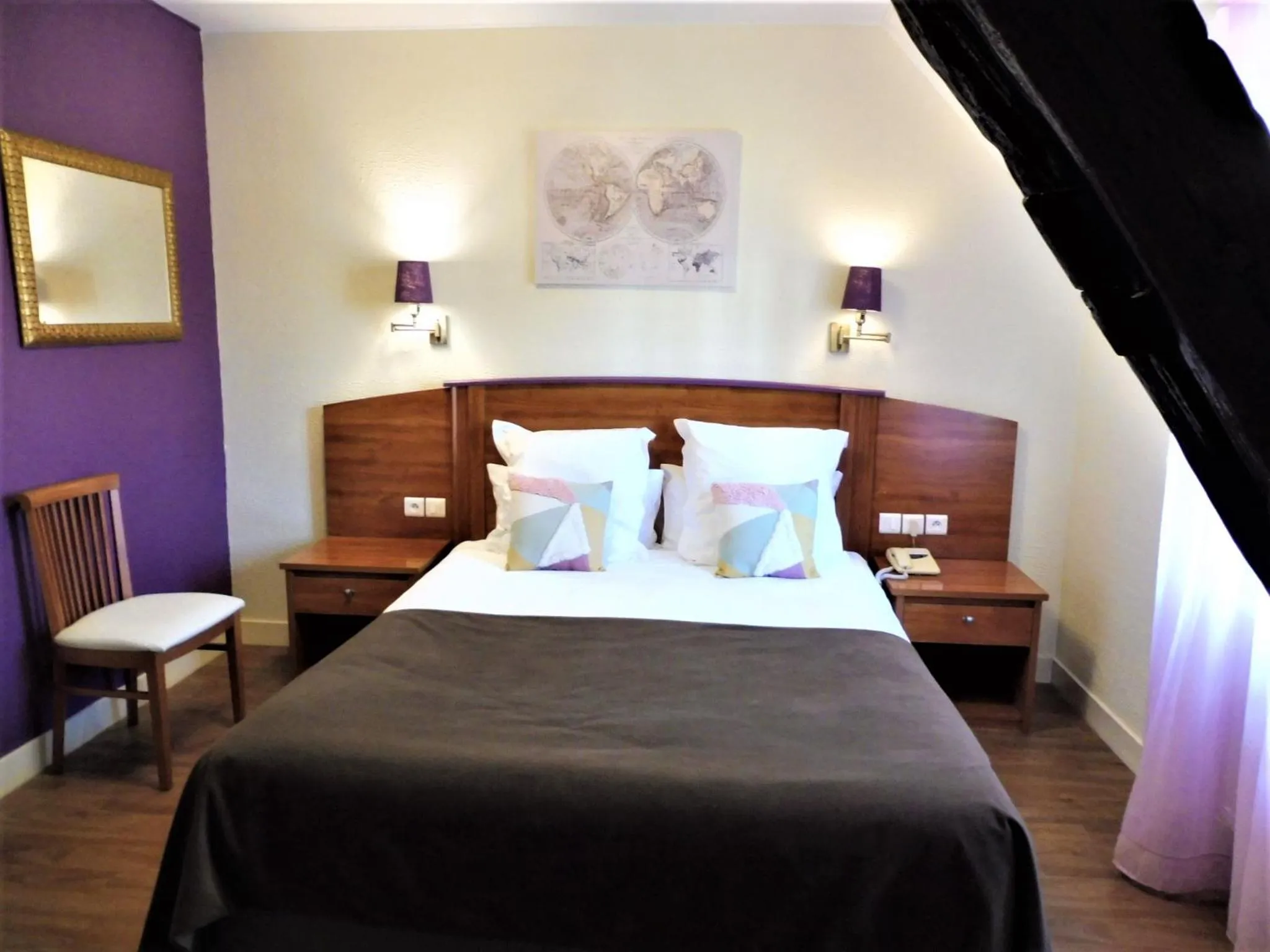 Bed in Logis Auberge De Launay