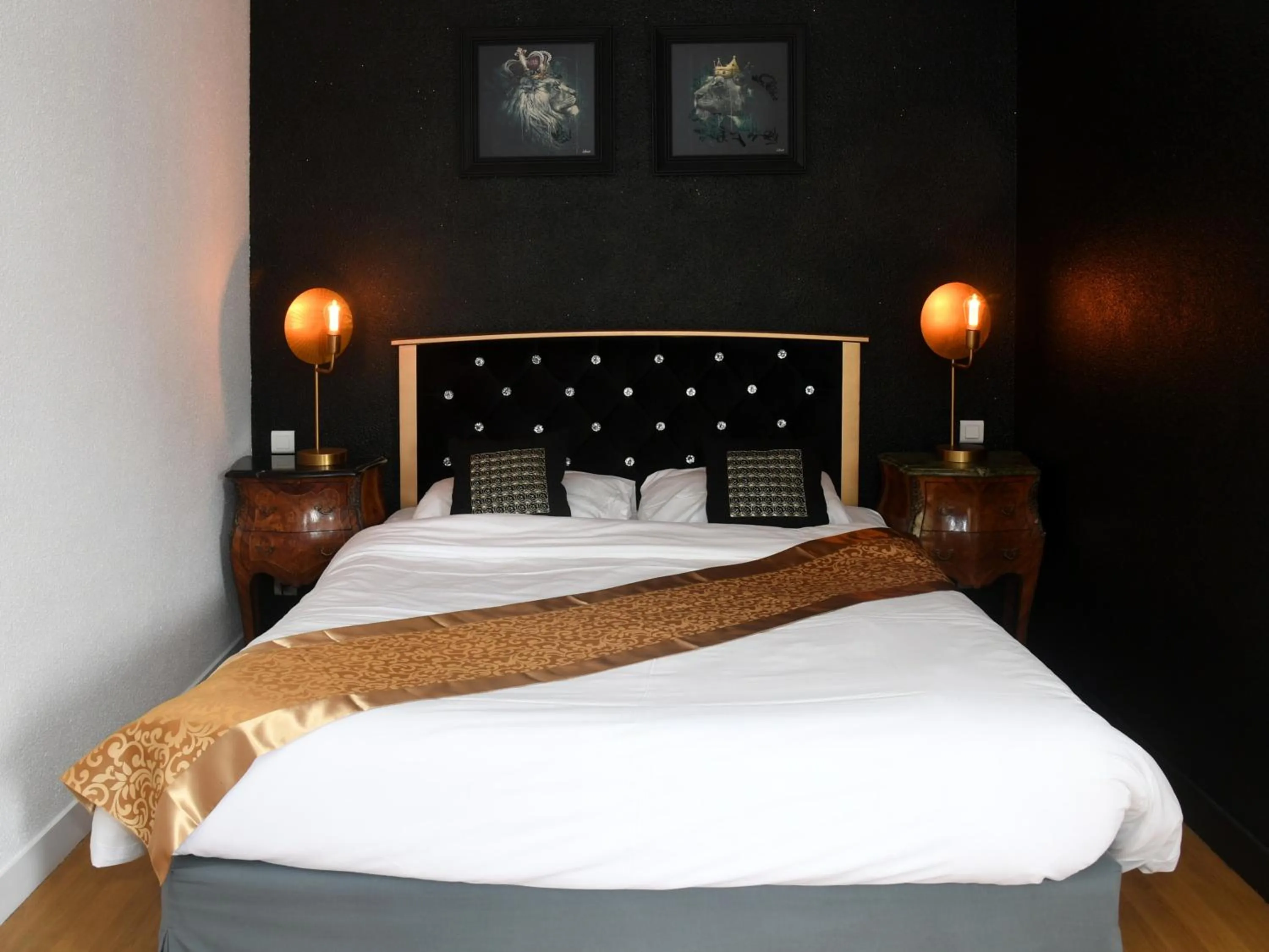 Bed in Logis Auberge De Launay