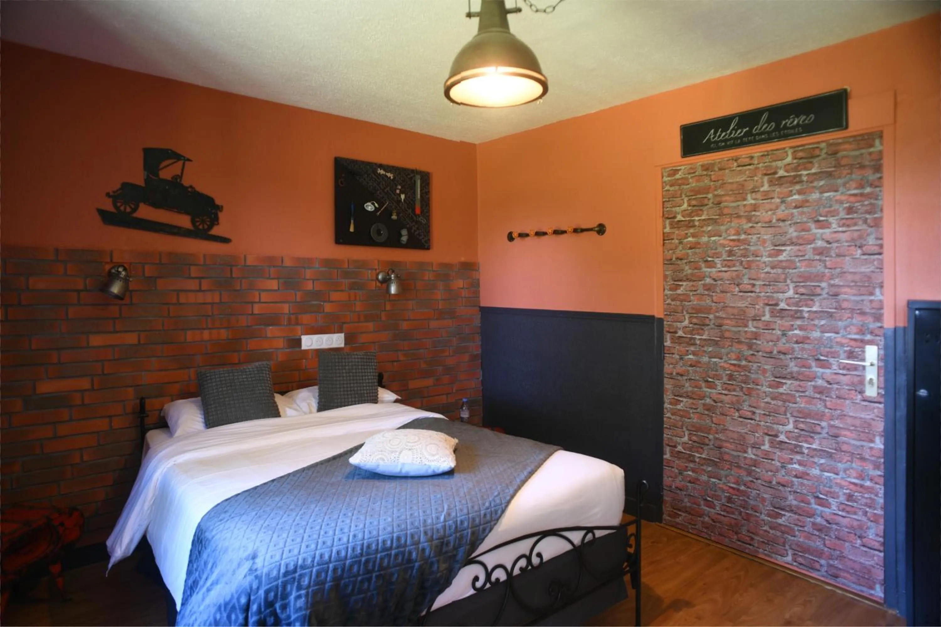 Bed in Logis Auberge De Launay