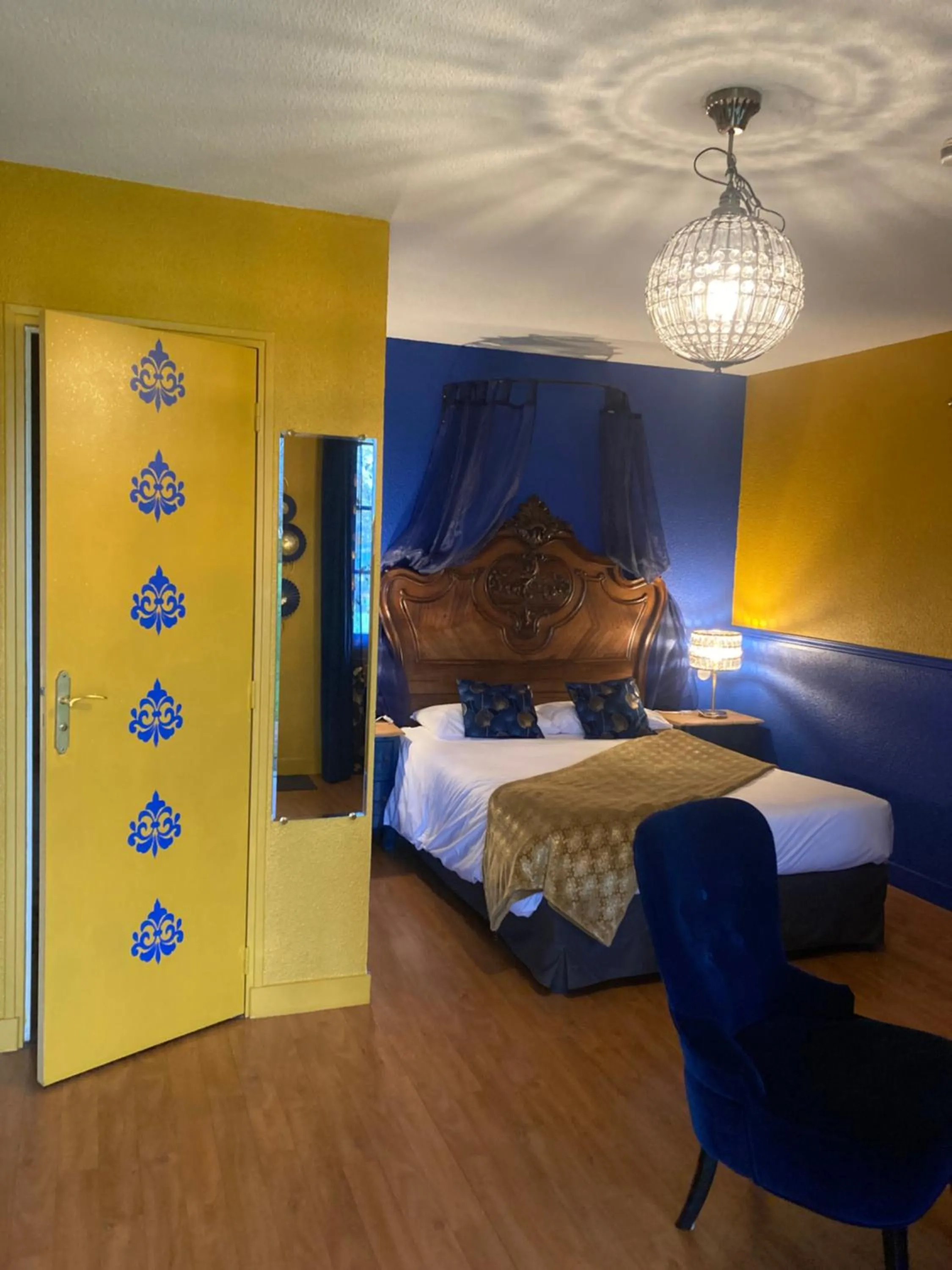 Bed in Logis Auberge De Launay