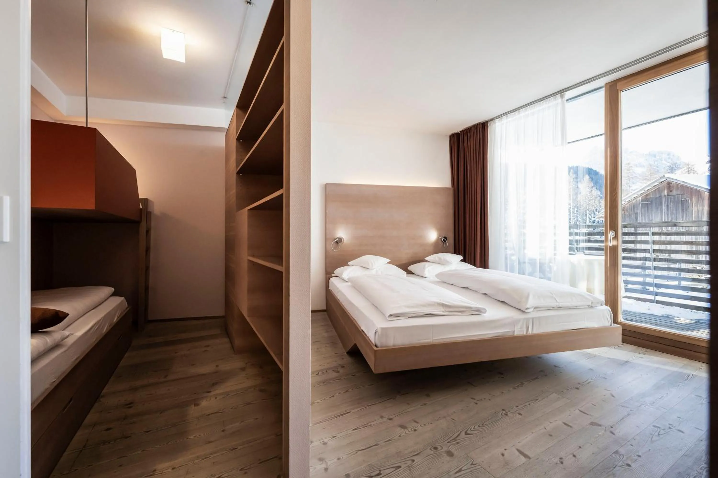 Photo of the whole room, Bed in Residence Königswarte Strata Sexten