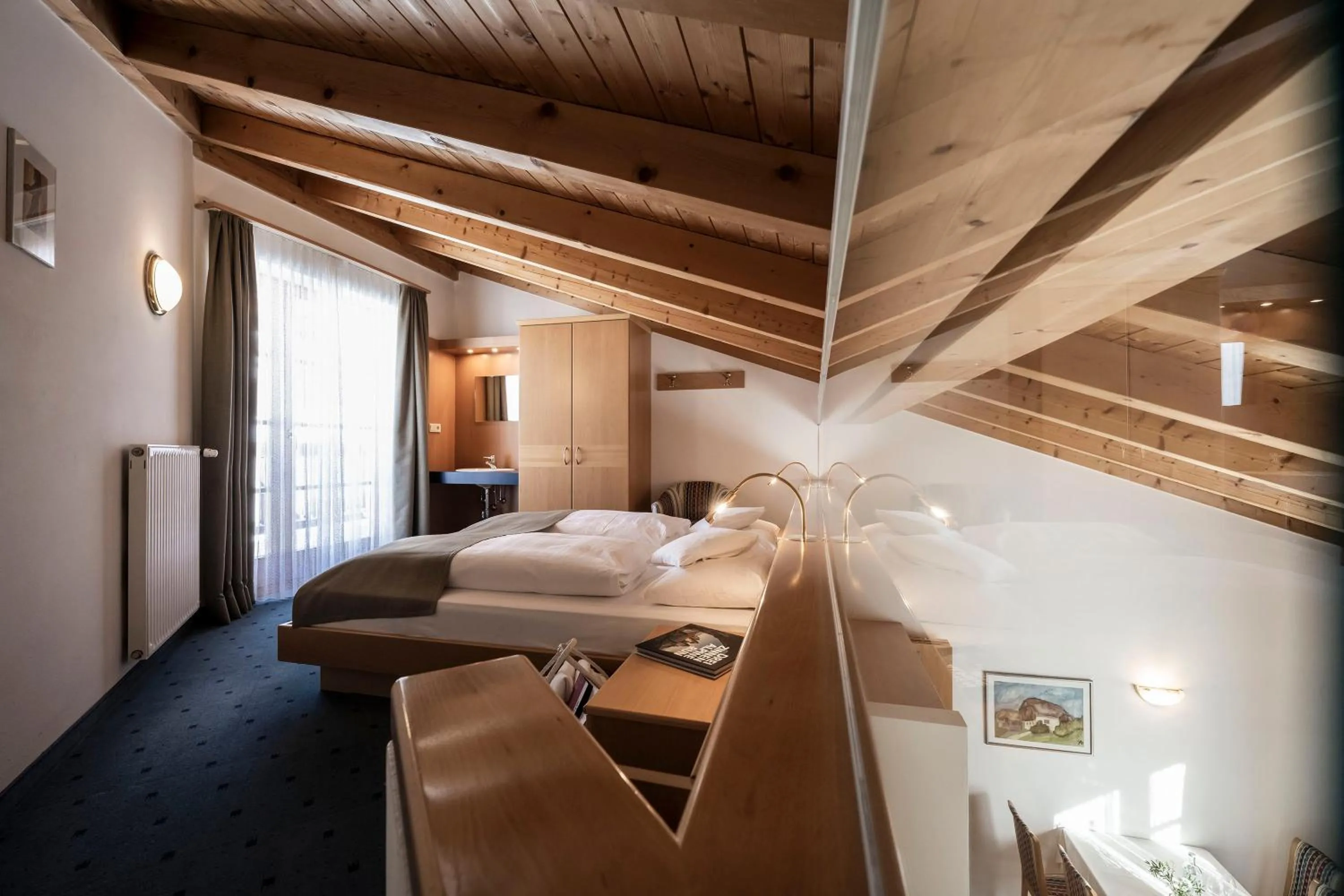 Photo of the whole room, Bed in Residence Königswarte Strata Sexten