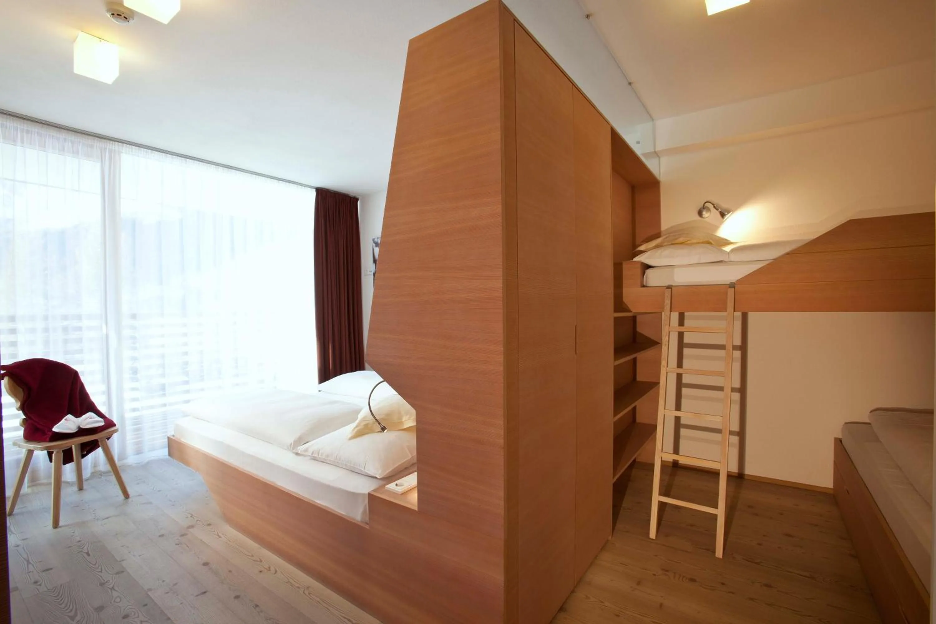 Photo of the whole room, Bed in Residence Königswarte Strata Sexten
