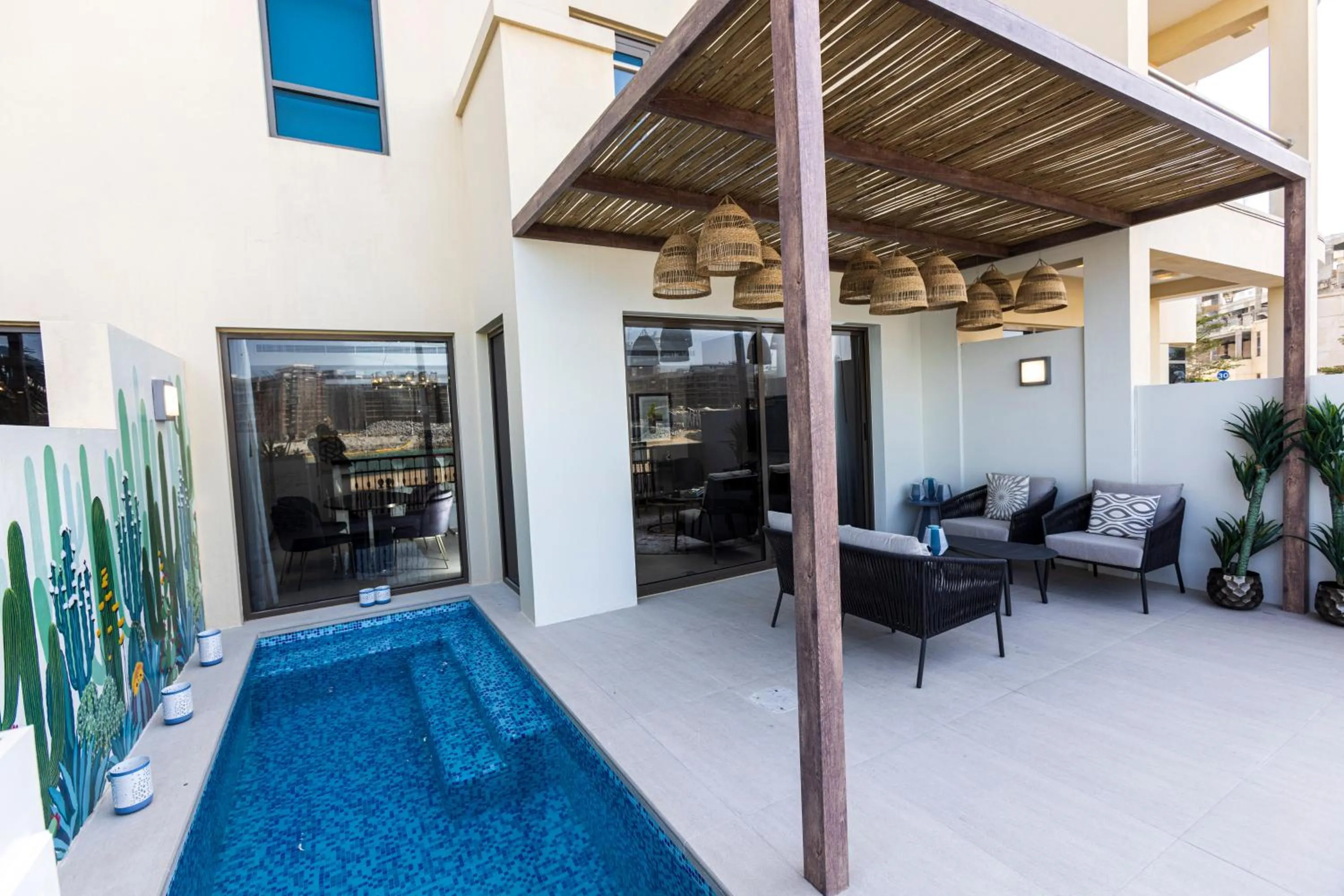 Swimming pool in The Townhouses The Pearl
