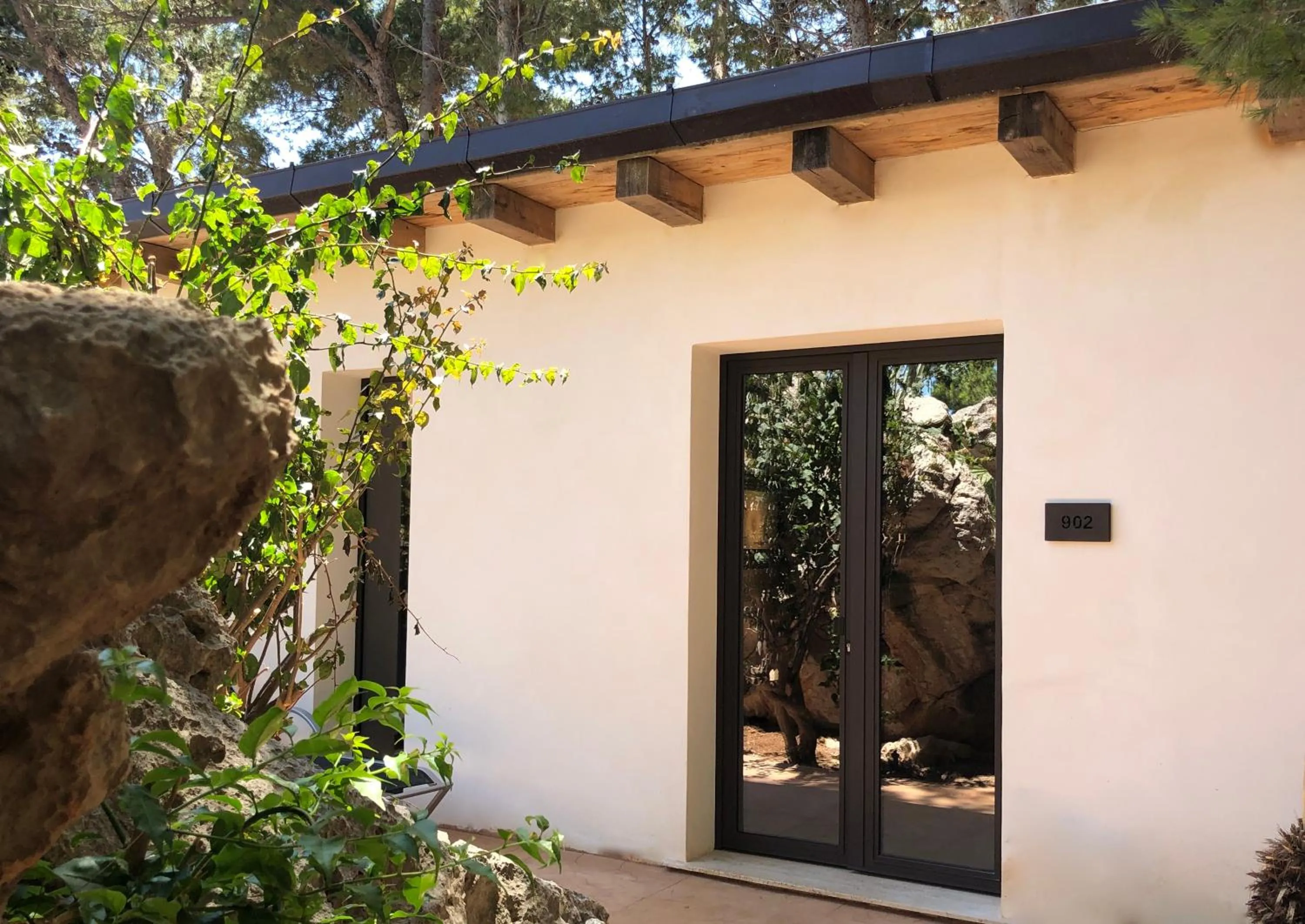 Facade/entrance in Araja Villa&Suite by Geocharme