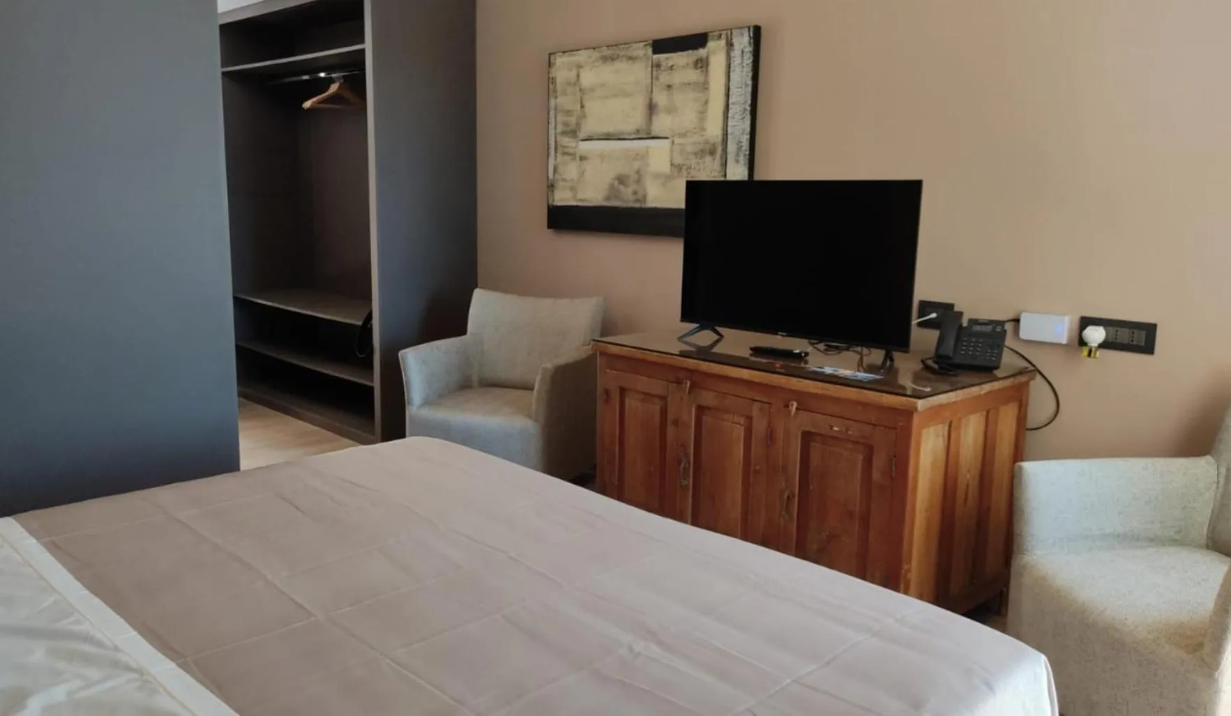 TV and multimedia, Bed in Araja Villa&Suite by Geocharme
