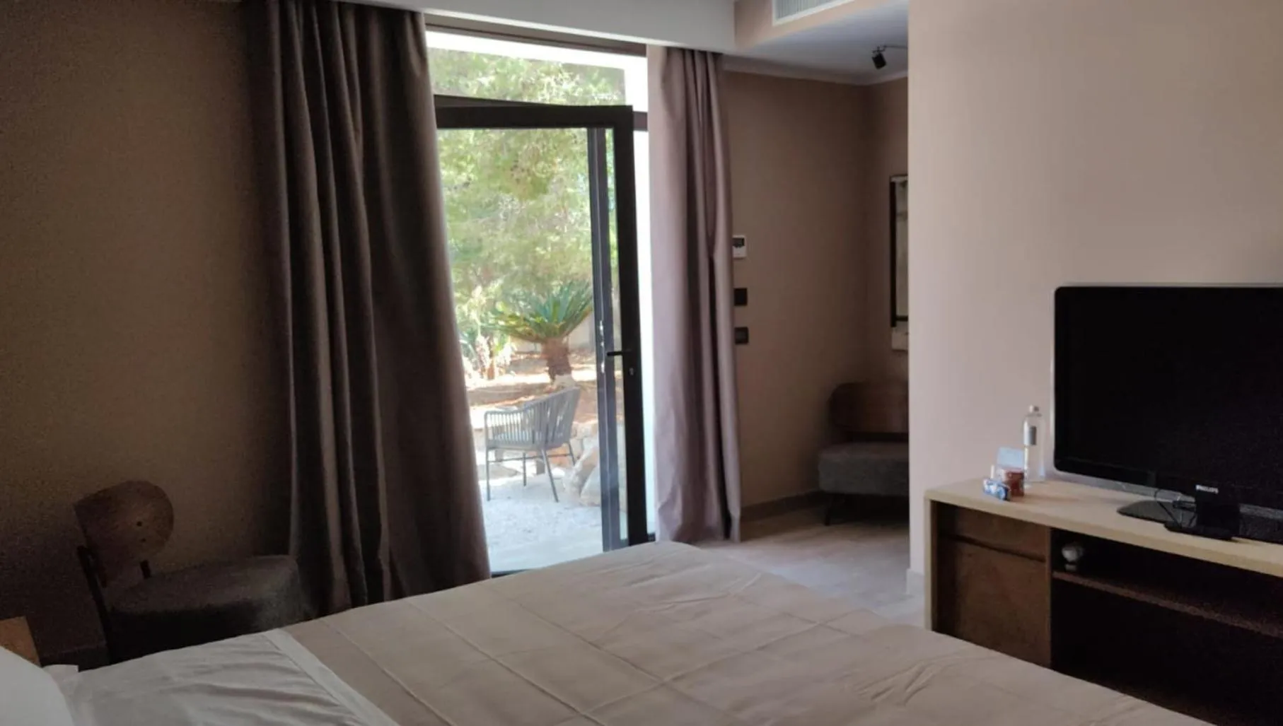 TV and multimedia, Bed in Araja Villa&Suite by Geocharme