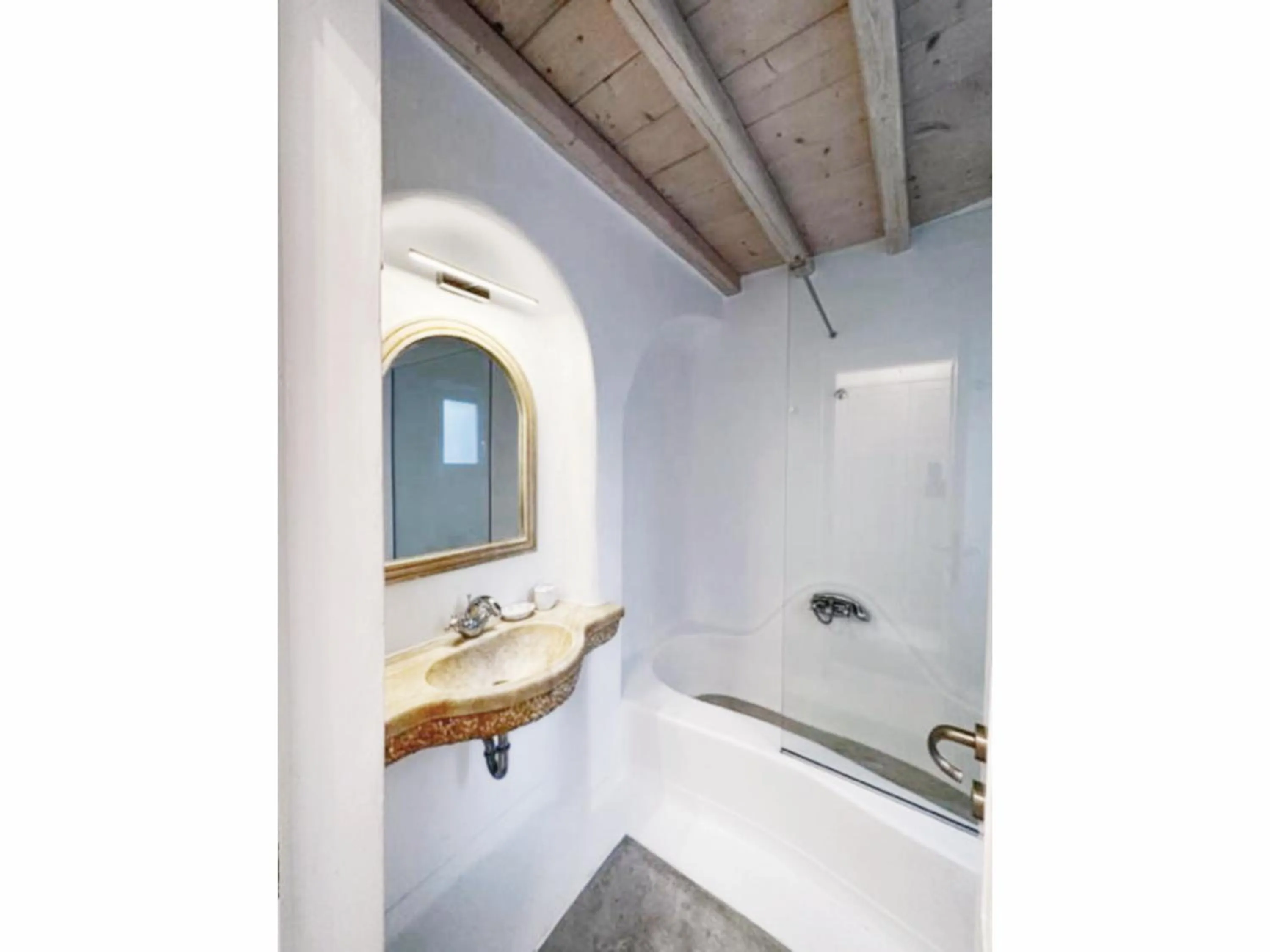 Bathroom in White Rock Suites & Villas