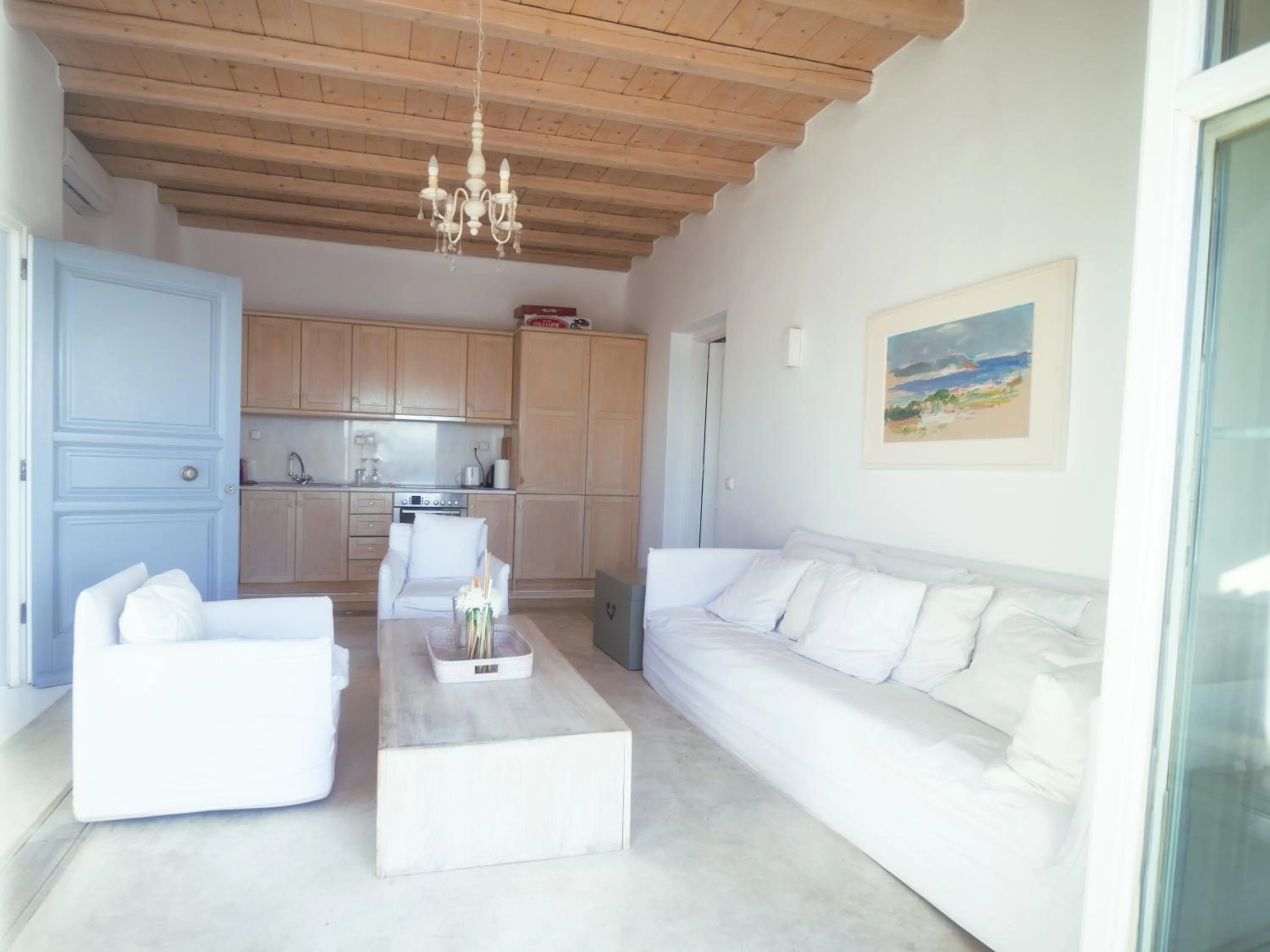 kitchen in White Rock Suites & Villas