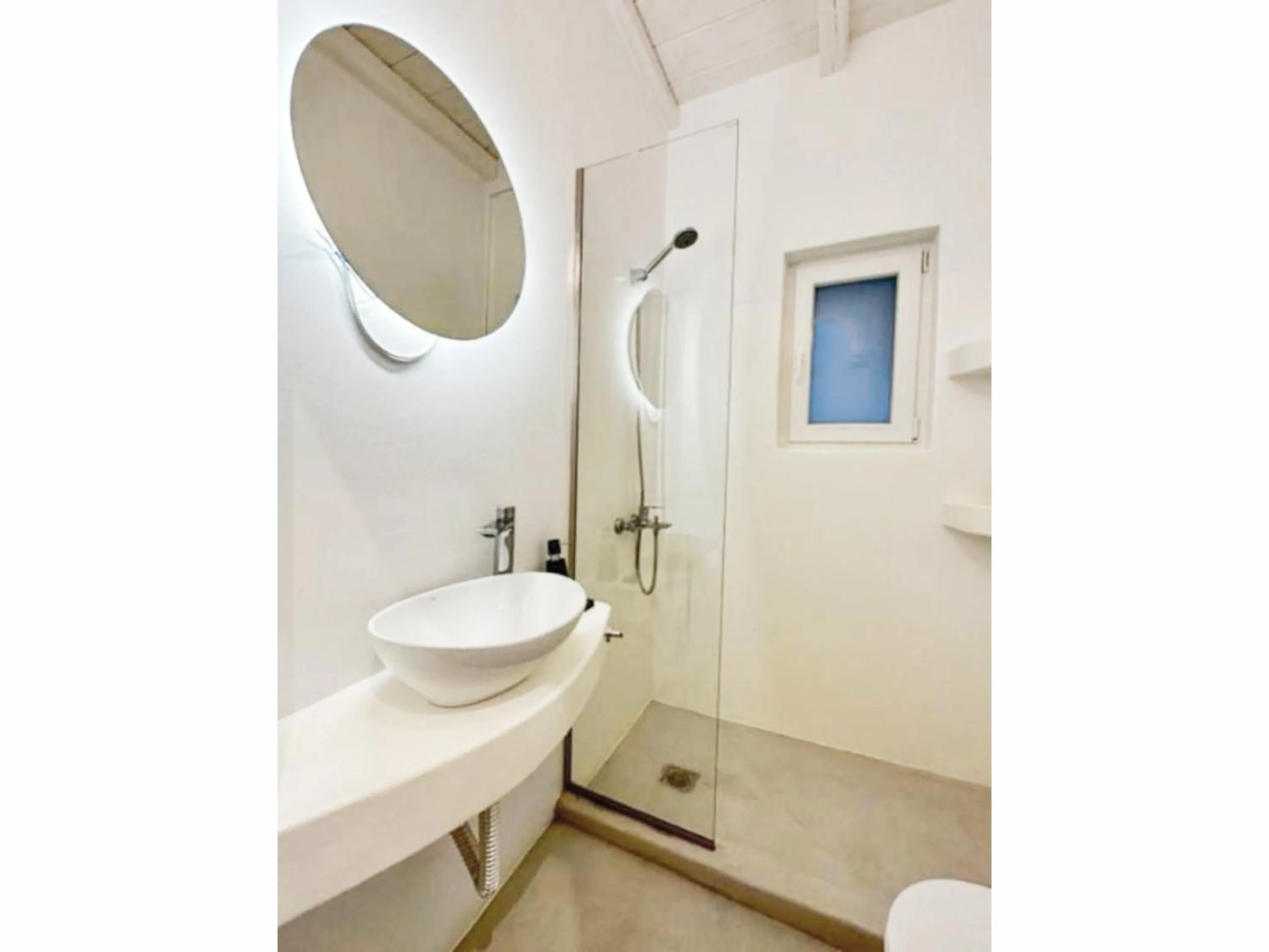 Bathroom in White Rock Suites & Villas