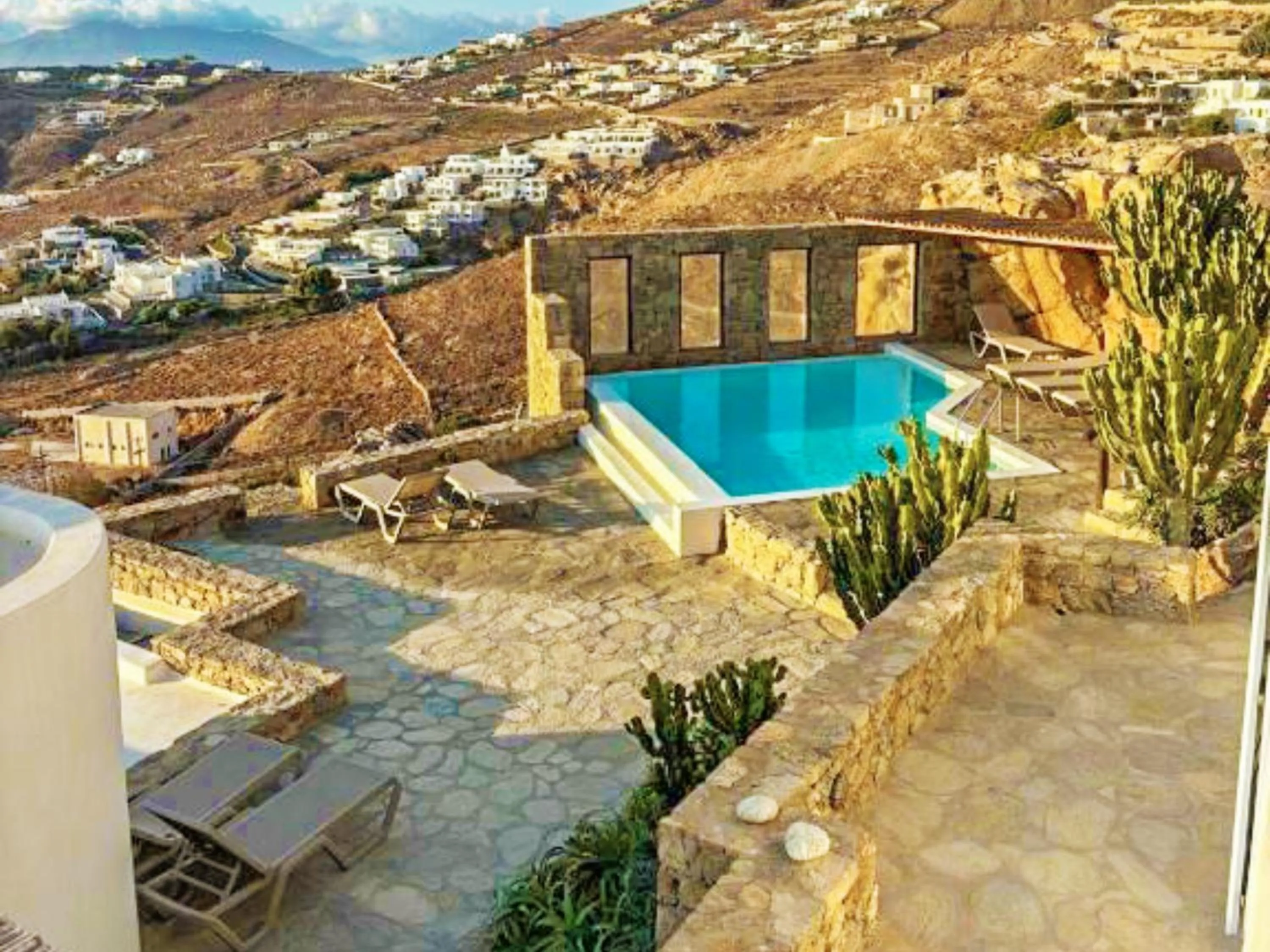 Swimming pool in White Rock Suites & Villas