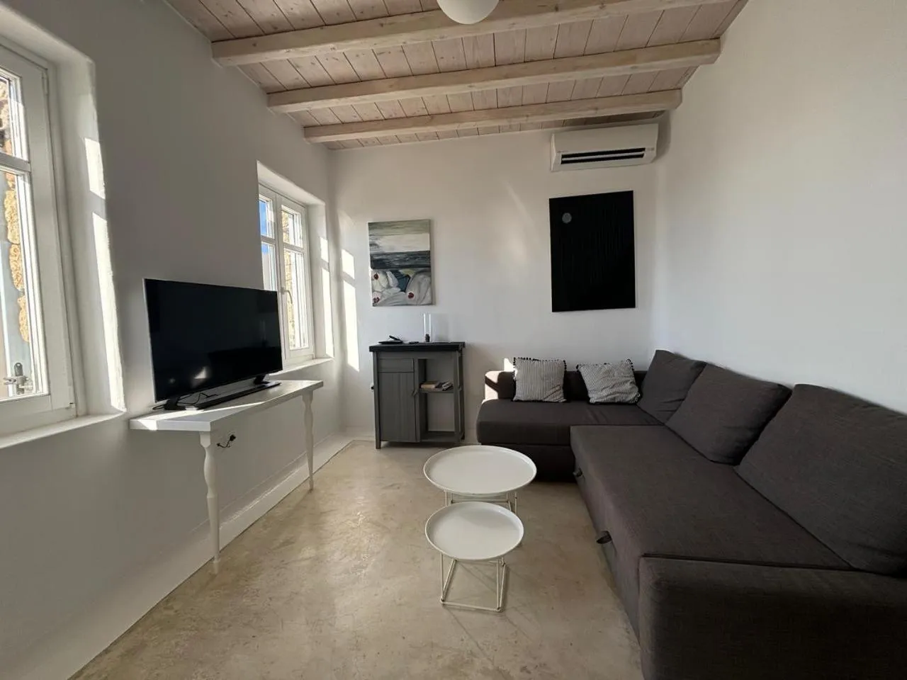 Seating area in White Rock Suites & Villas