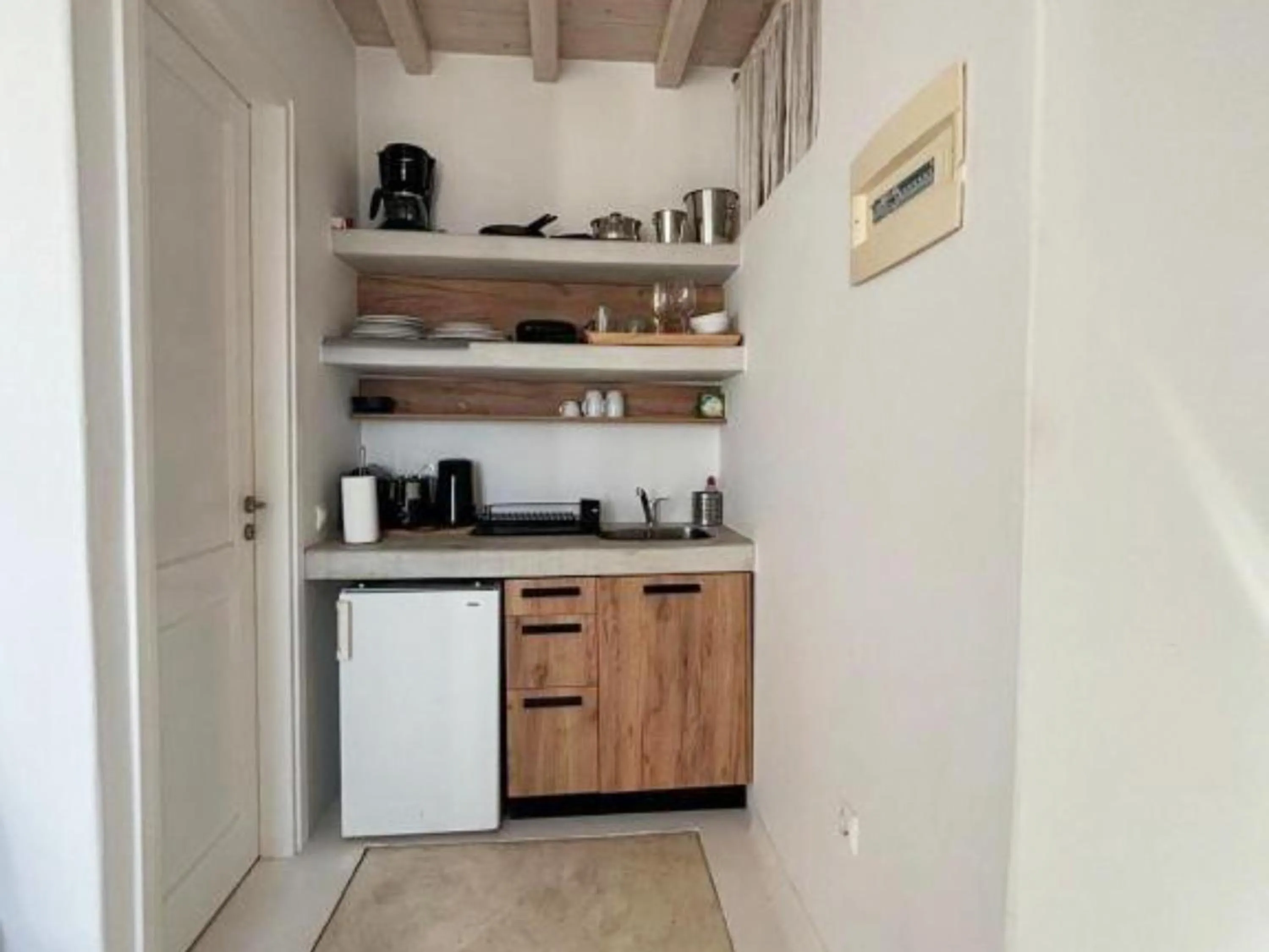 kitchen in White Rock Suites & Villas