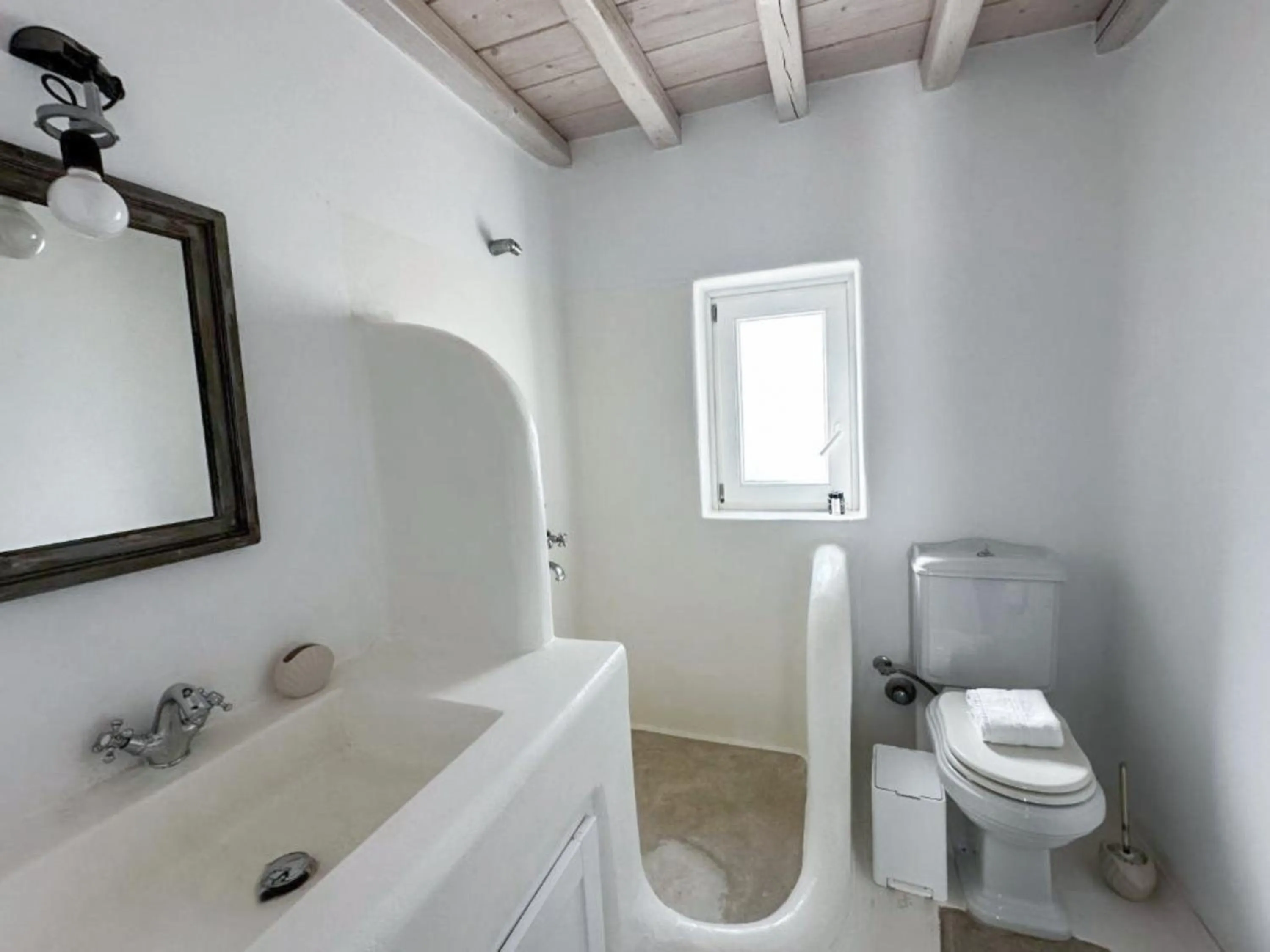 Bathroom in White Rock Suites & Villas