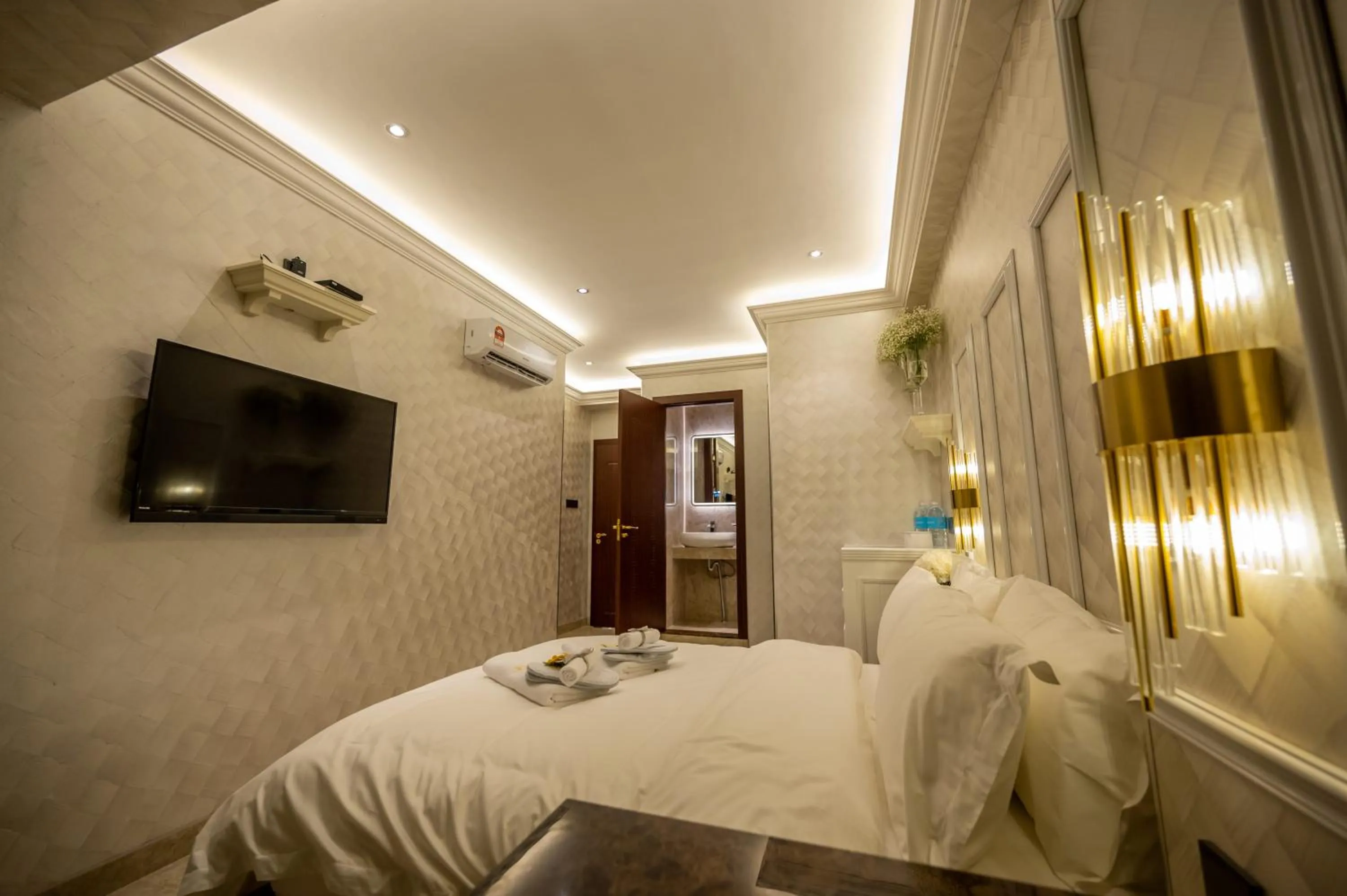 Photo of the whole room, Bed in A Residence @ Between Hilton & Cititel Hotel