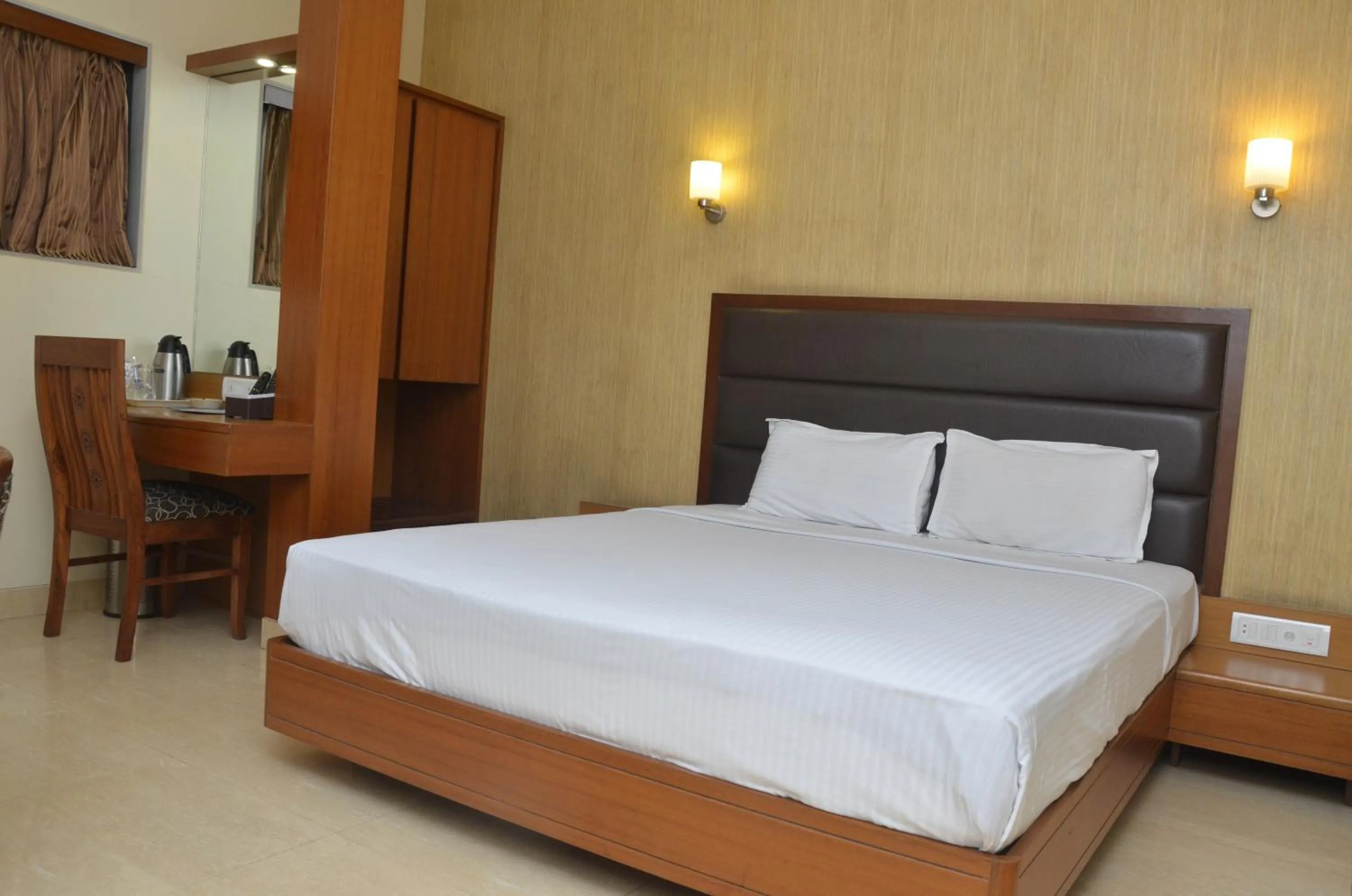 HOTEL ASHRAY INTERNATIONAL, SION - Near BKC