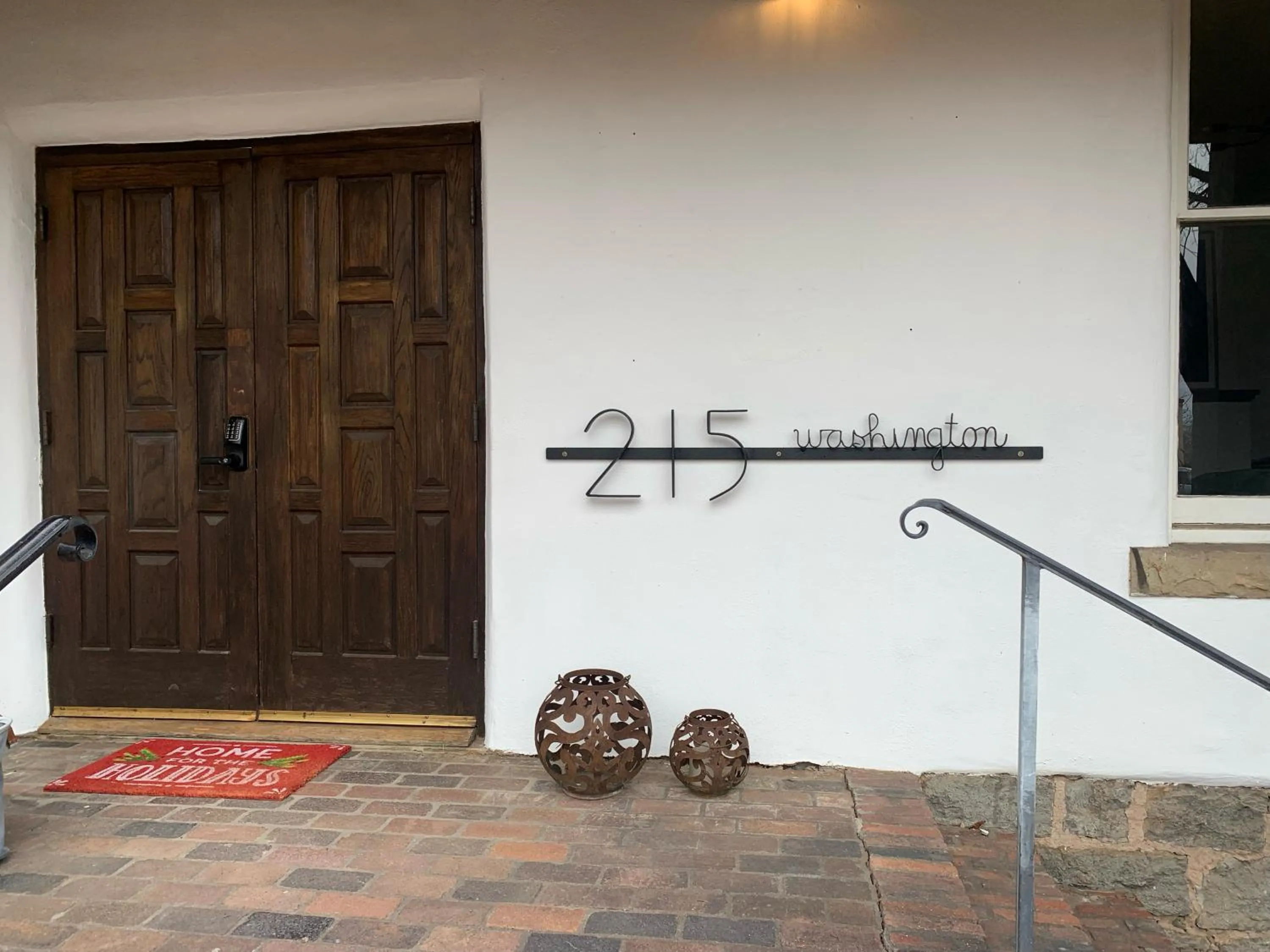 Facade/entrance in 215 Washington