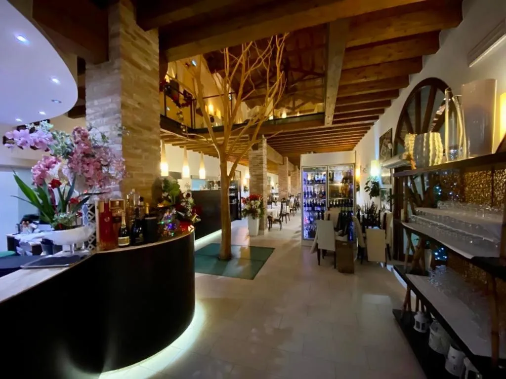 Restaurant/places to eat in Momi's Hotel