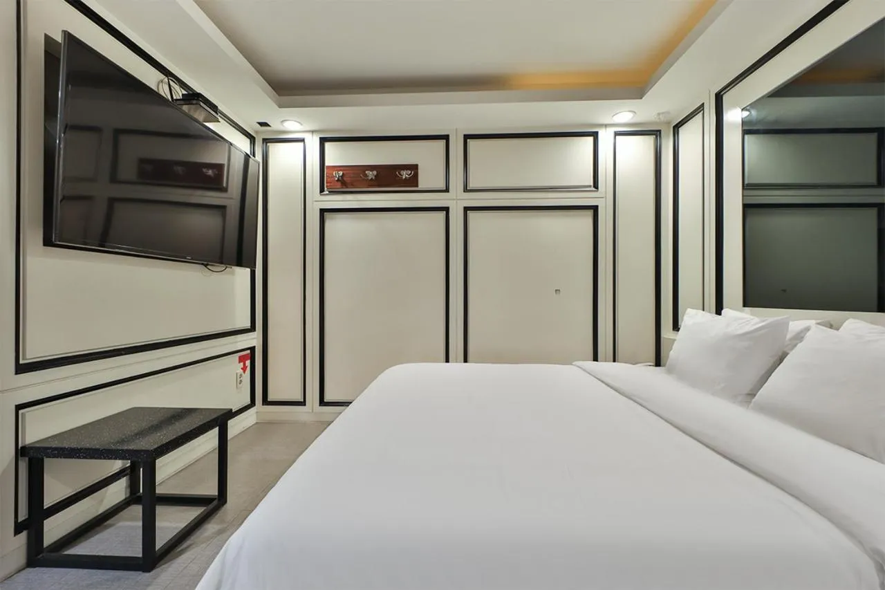 Bedroom, Bed in Moonbay Hotel