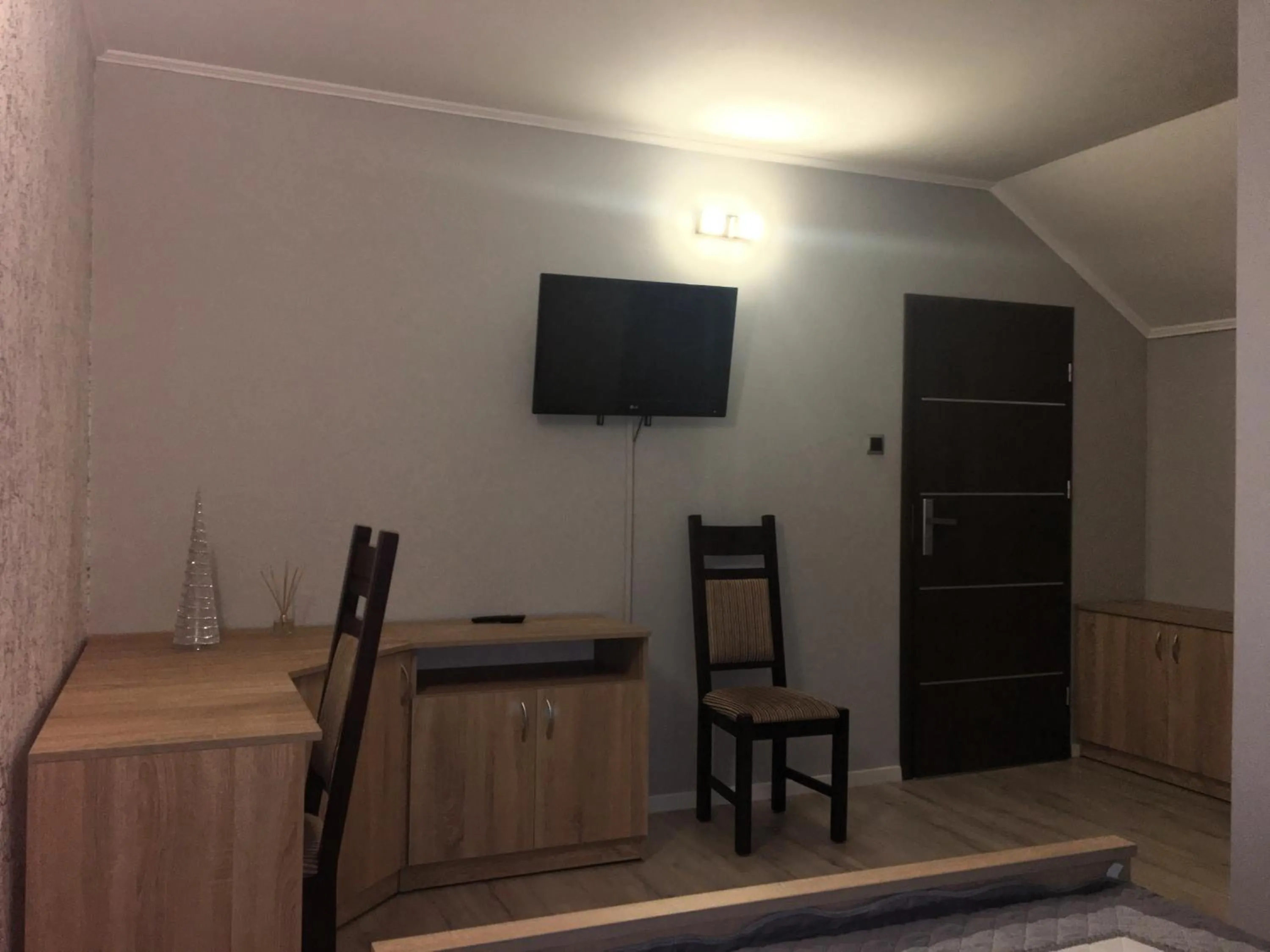 Photo of the whole room in Laura