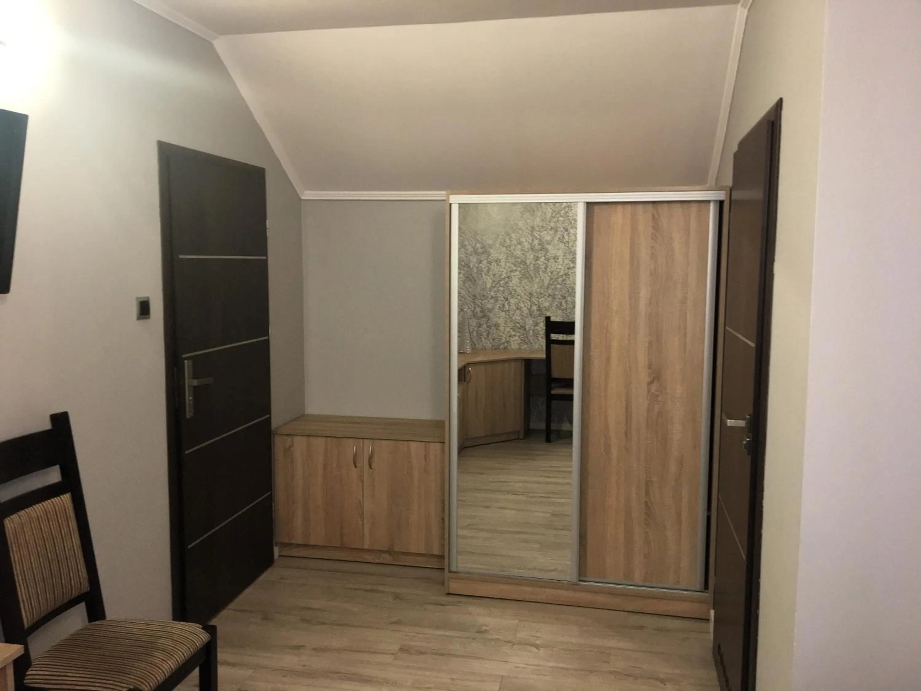 Photo of the whole room in Laura