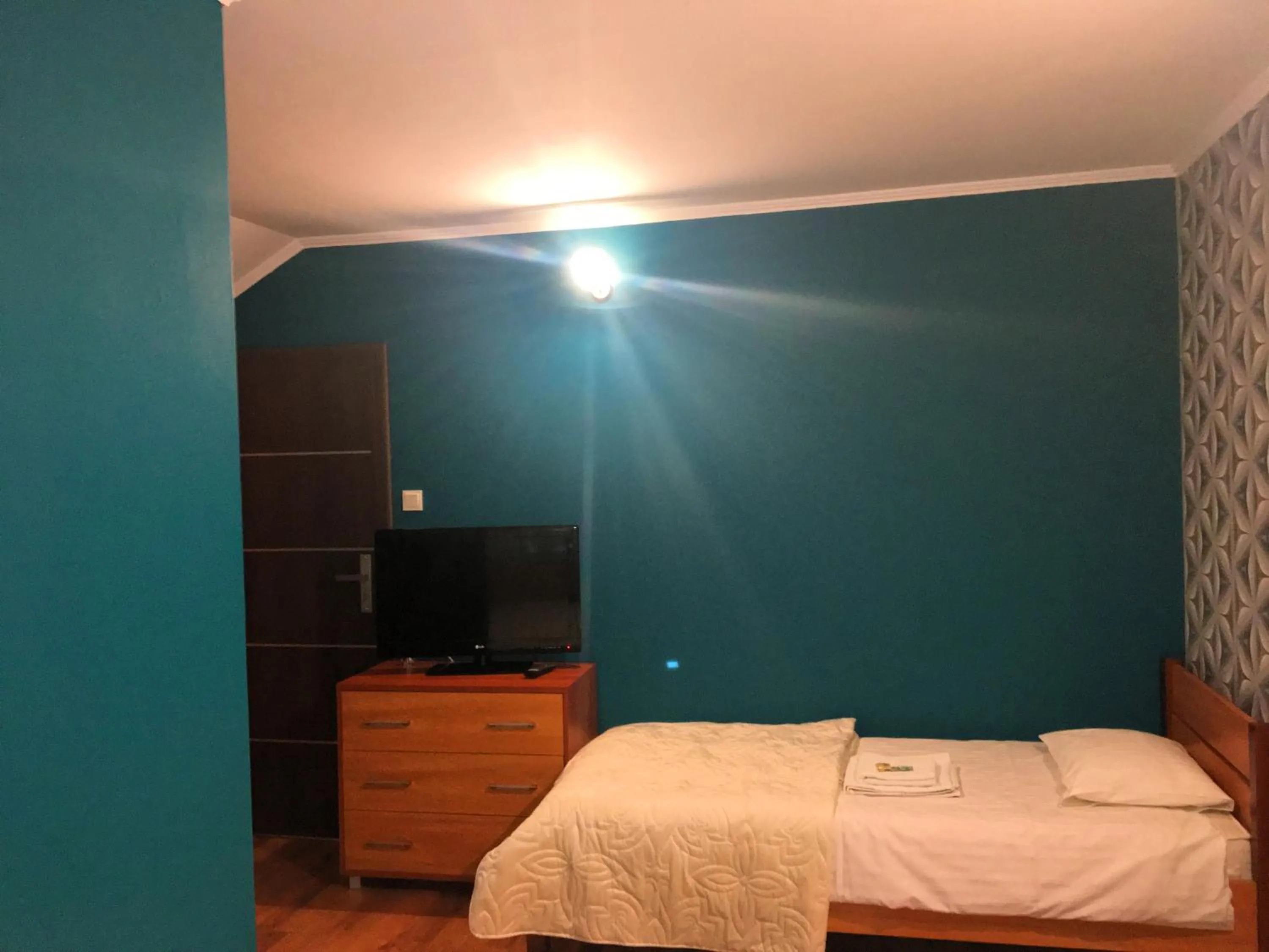 Photo of the whole room, Bed in Laura