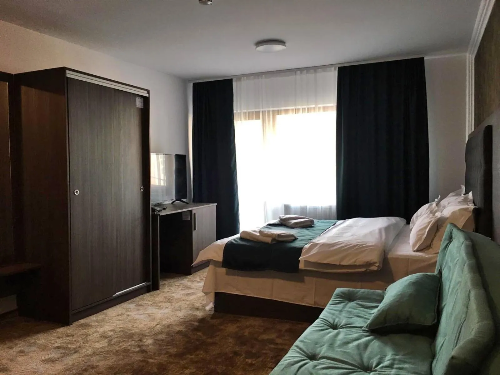 Shower, Bed in Hotel Margaritar