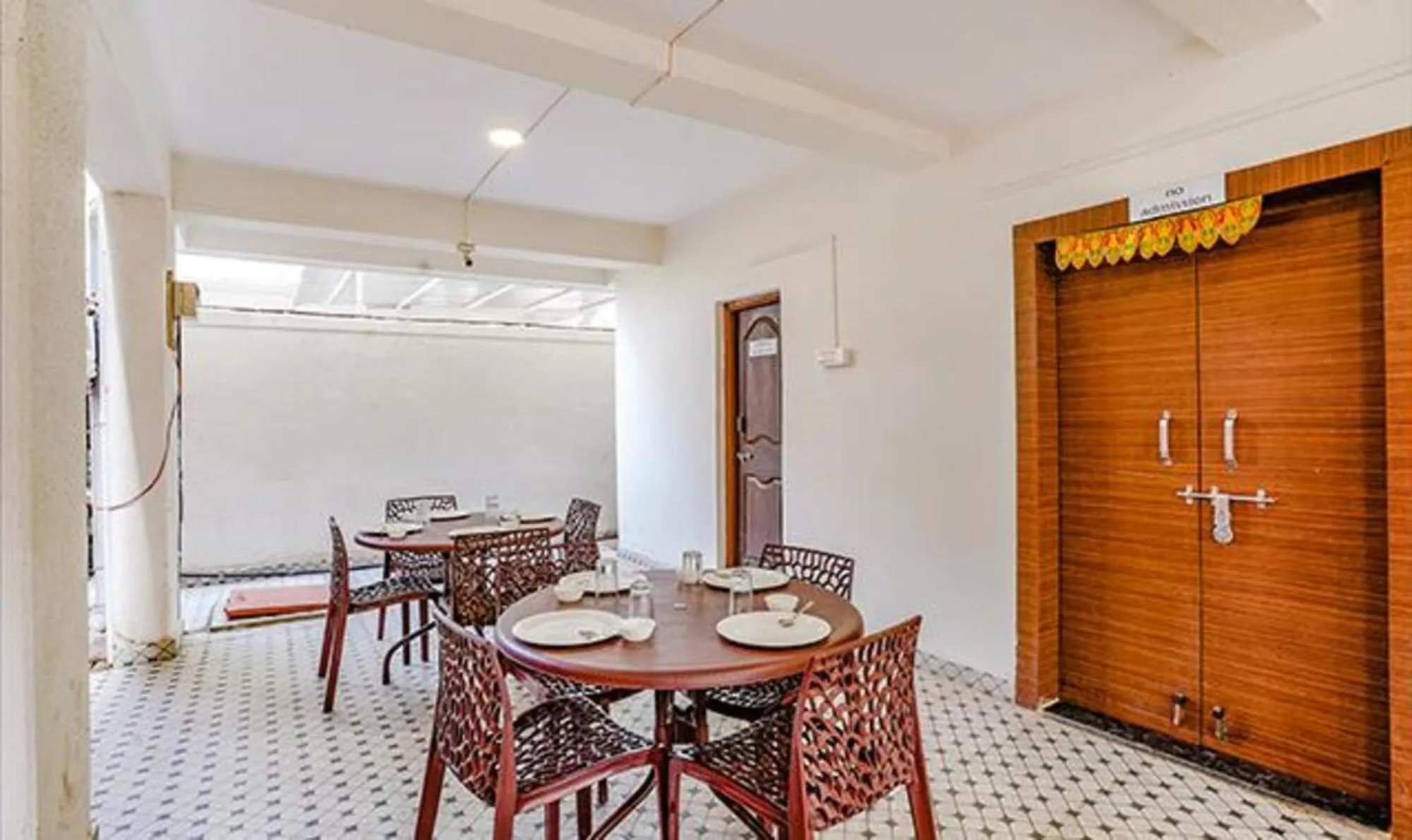 Restaurant/places to eat in Via Royal Inn NS - Taluka