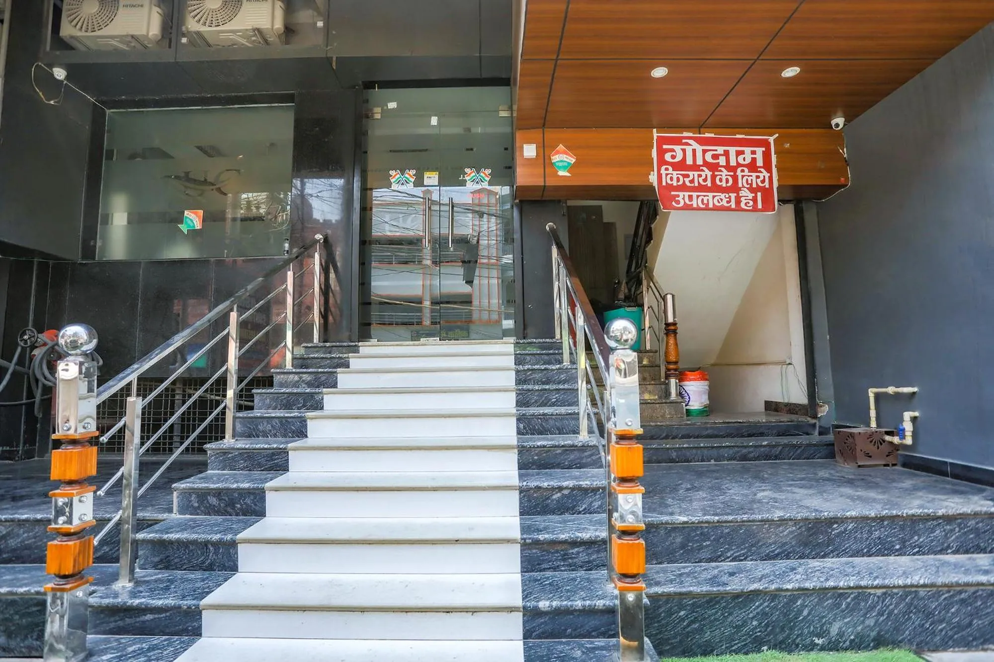 Facade/entrance in Via Usha Continental