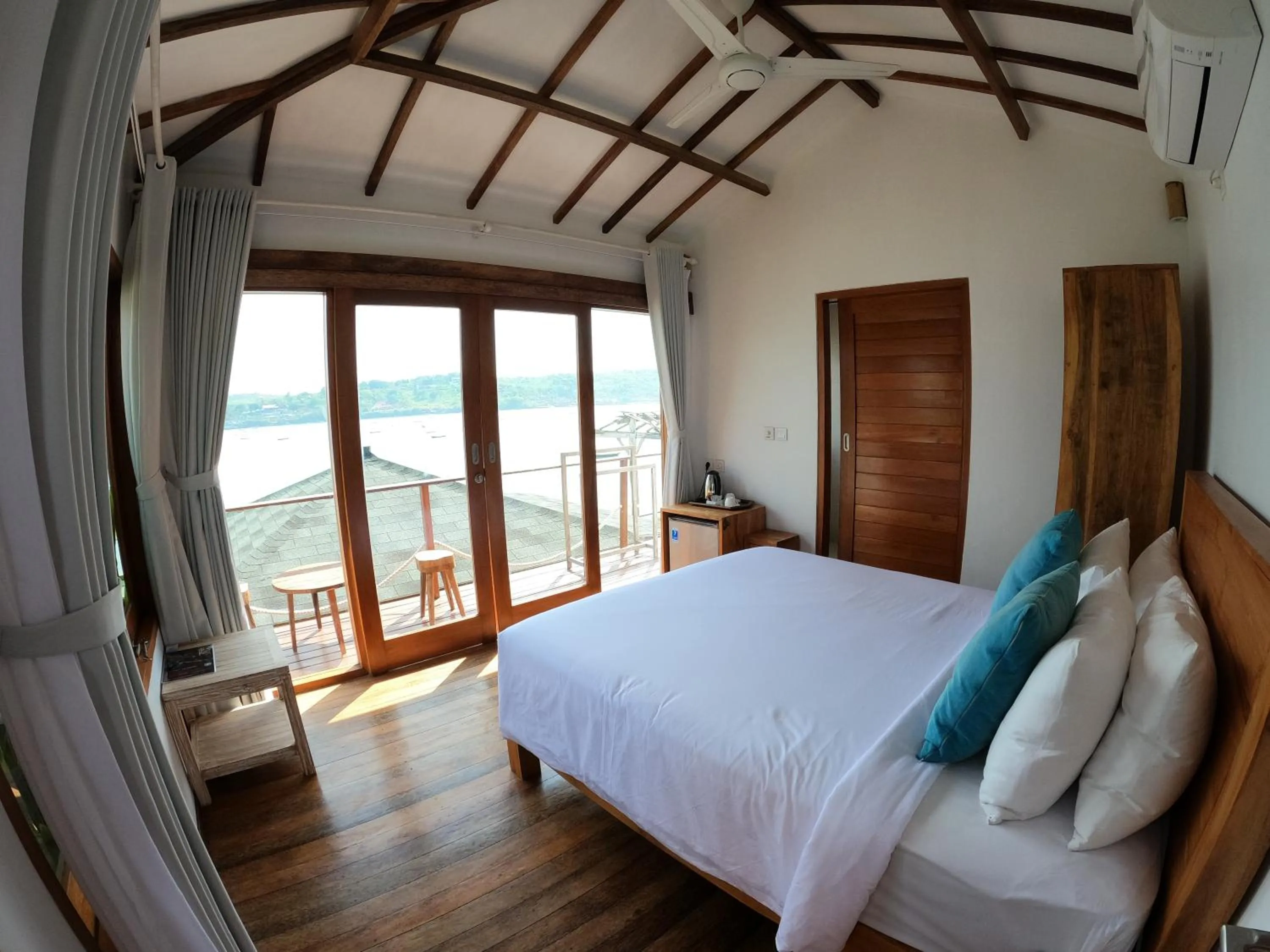 Bed in Indigo Blue Ceningan