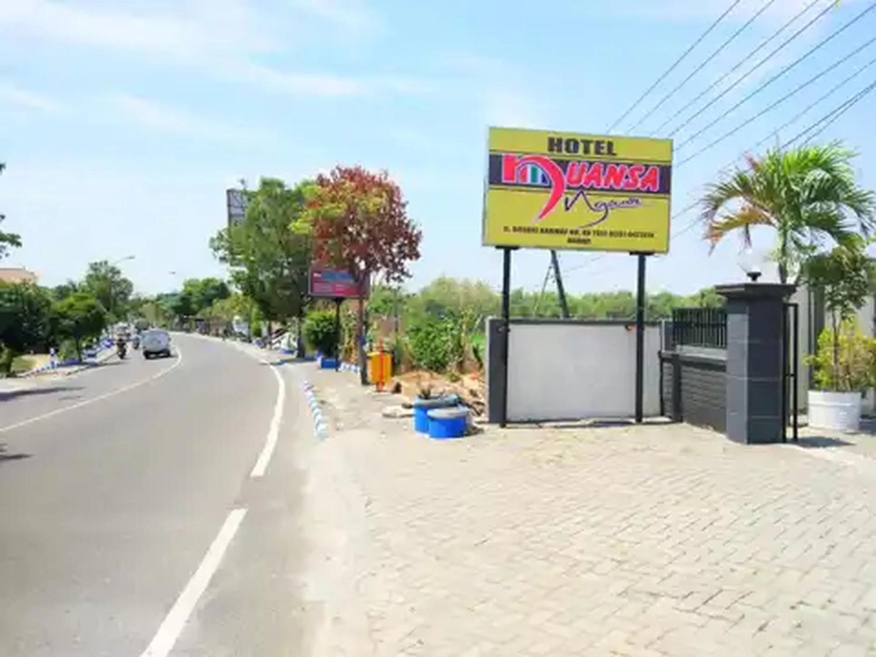 Property logo or sign in RedDoorz at Hotel Nuansa Ngawi