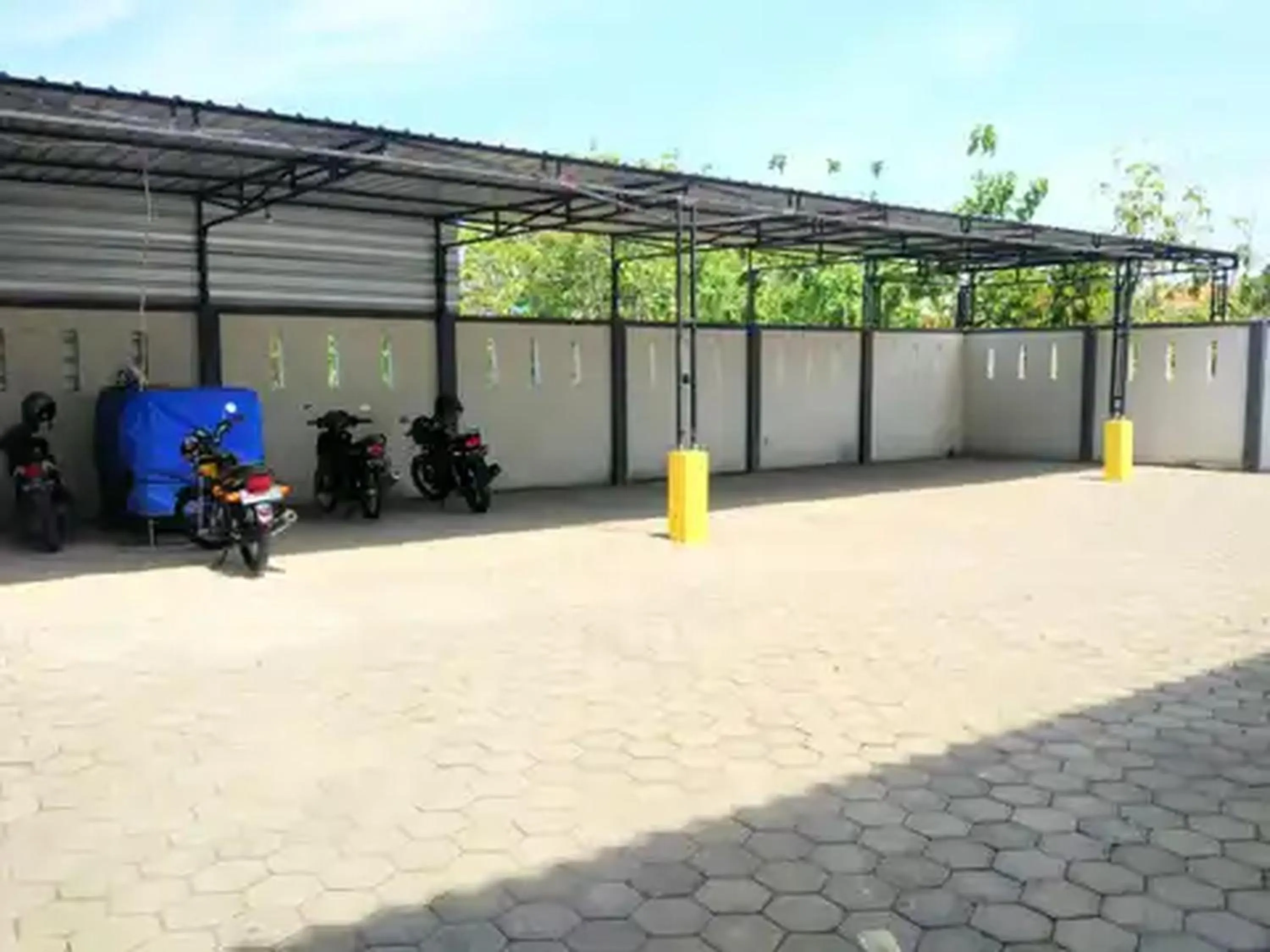 Facade/entrance in RedDoorz at Hotel Nuansa Ngawi