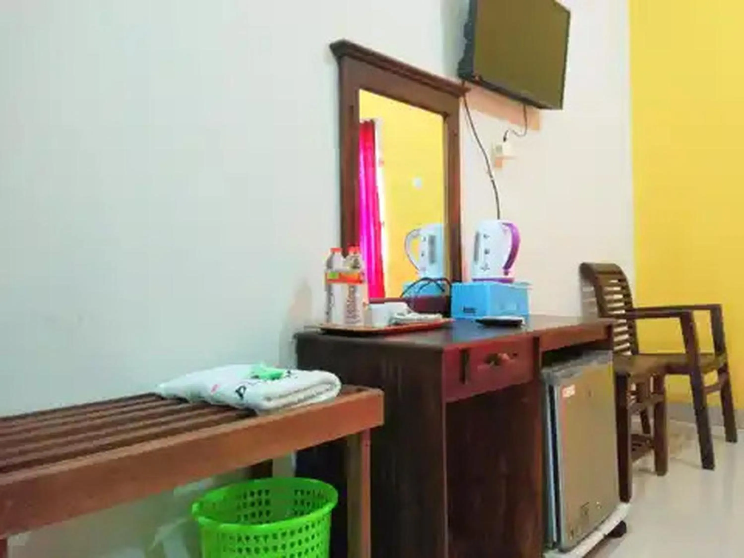 TV and multimedia in RedDoorz at Hotel Nuansa Ngawi