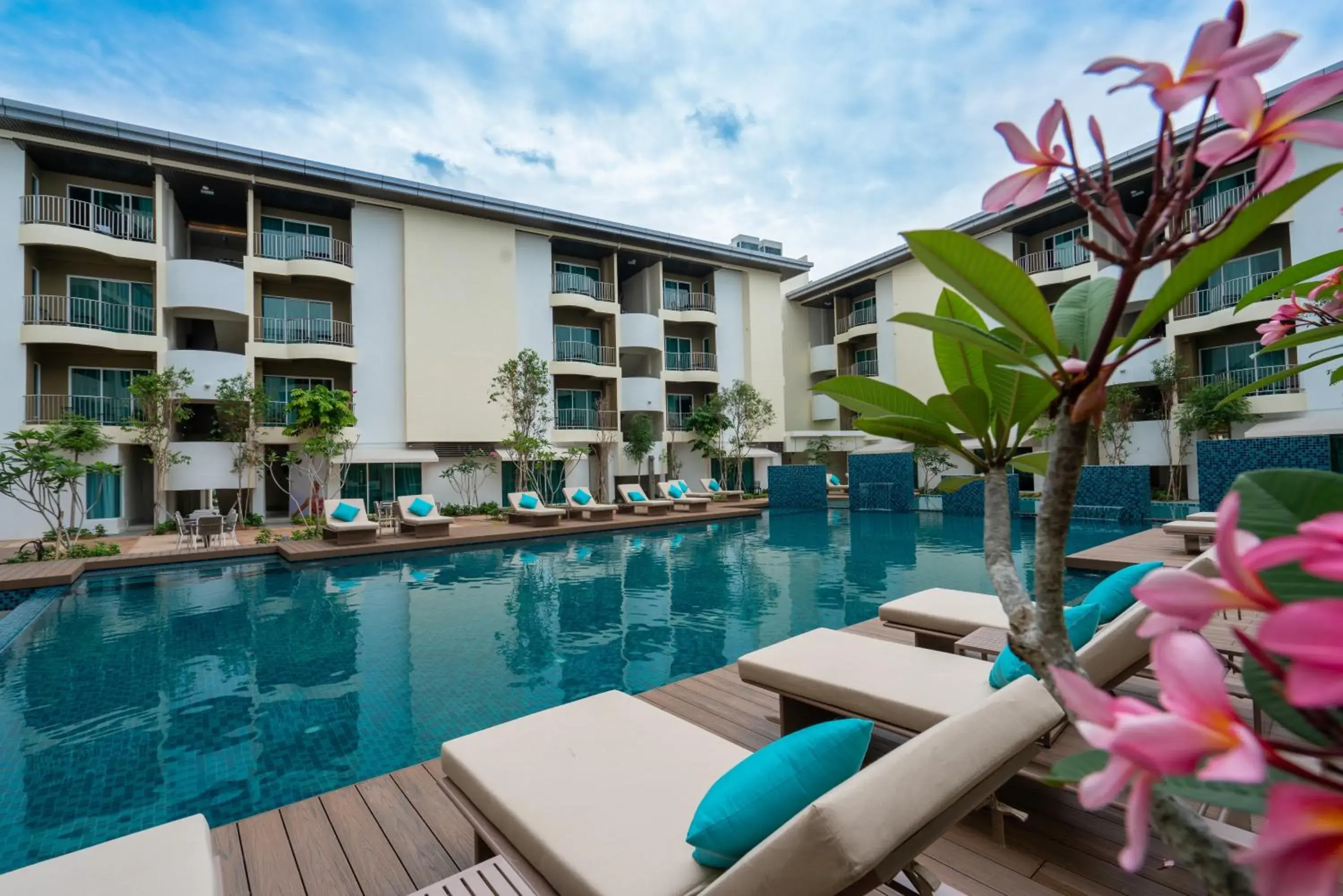 Swimming pool in Mercure Langkawi Pantai Cenang Swimming pool in Mercure Langkawi Pantai Cenang